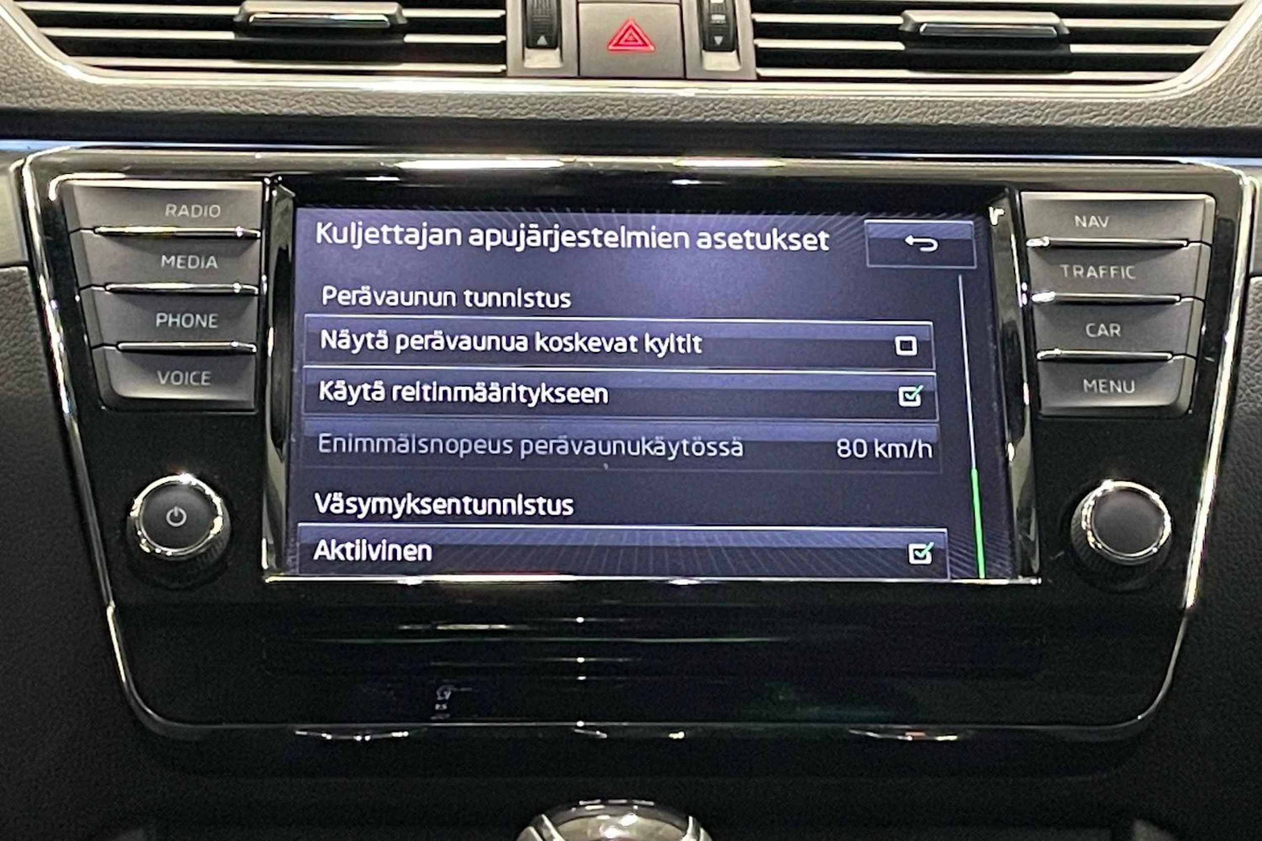 valkoinen Skoda Superb 2017 kuva 21.