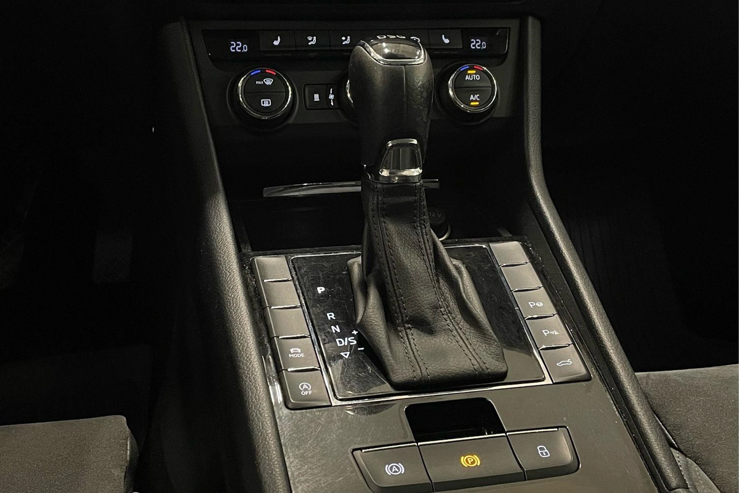 valkoinen Skoda Superb 2017 kuva 22.