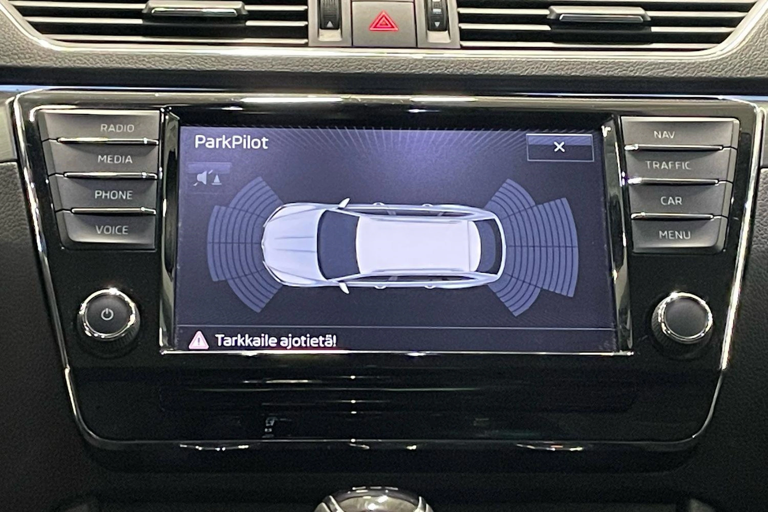 valkoinen Skoda Superb 2017 kuva 24.