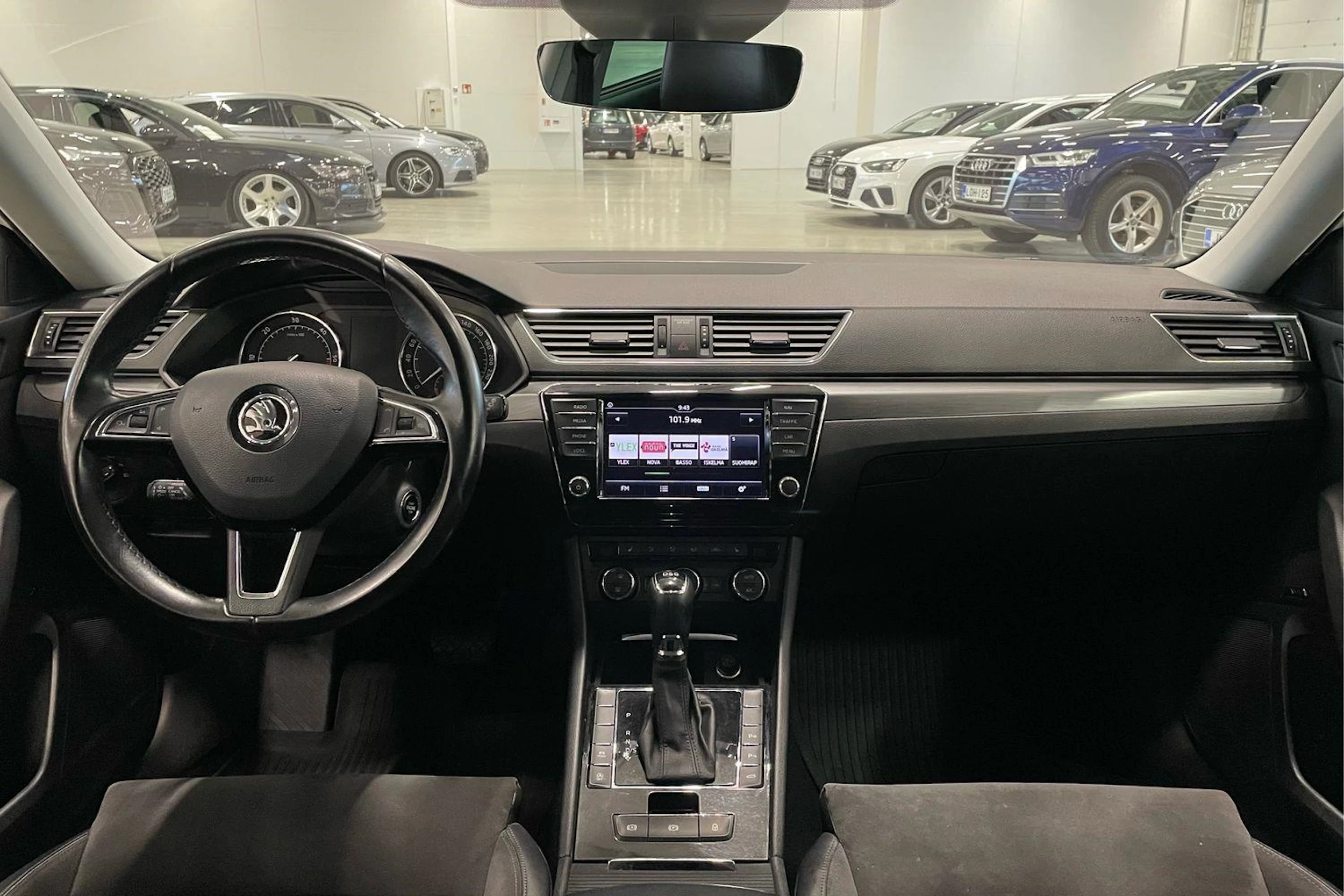 valkoinen Skoda Superb 2017 kuva 25.