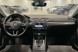 valkoinen Skoda Superb 2017 kuva 25.