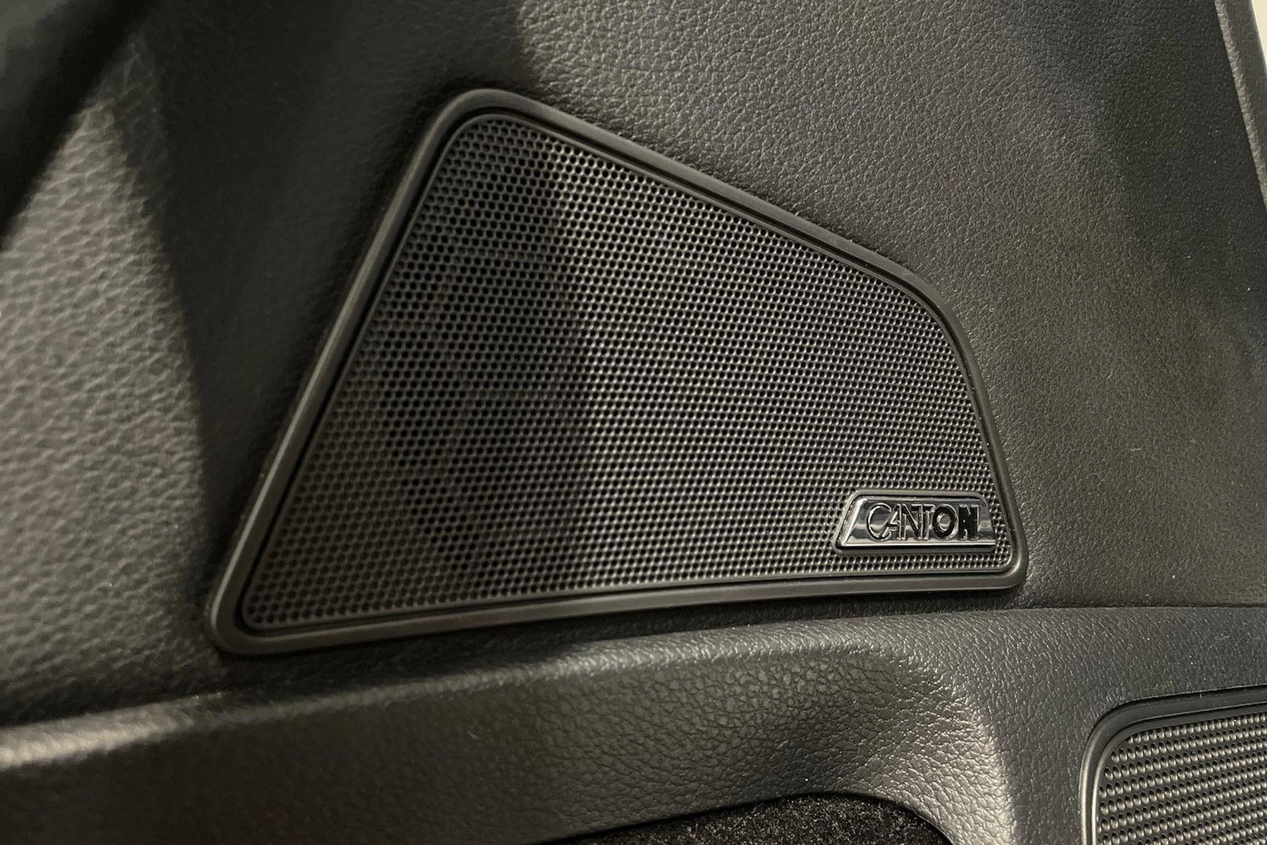 valkoinen Skoda Superb 2017 kuva 28.