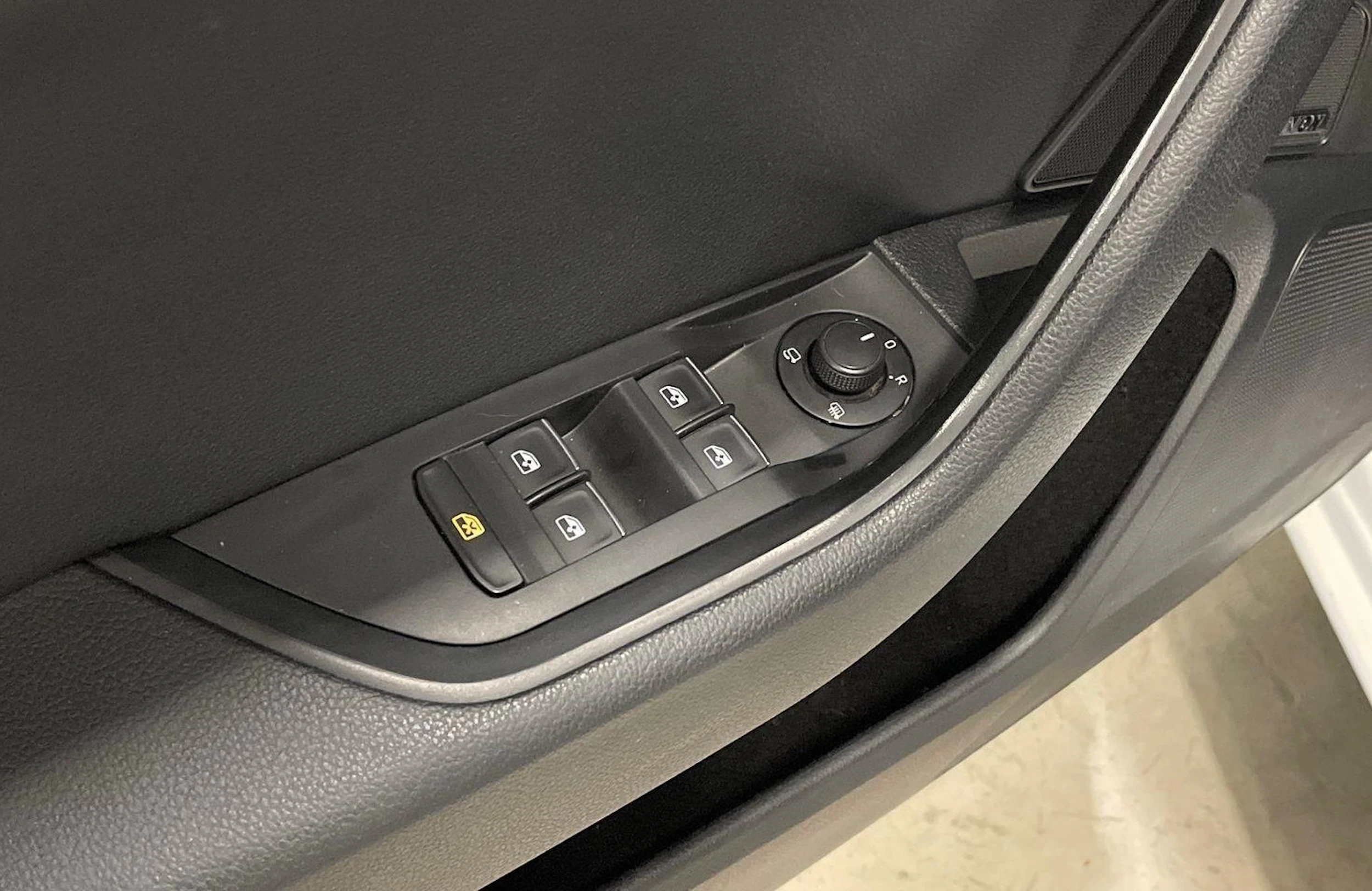 valkoinen Skoda Superb 2017 kuva 29.