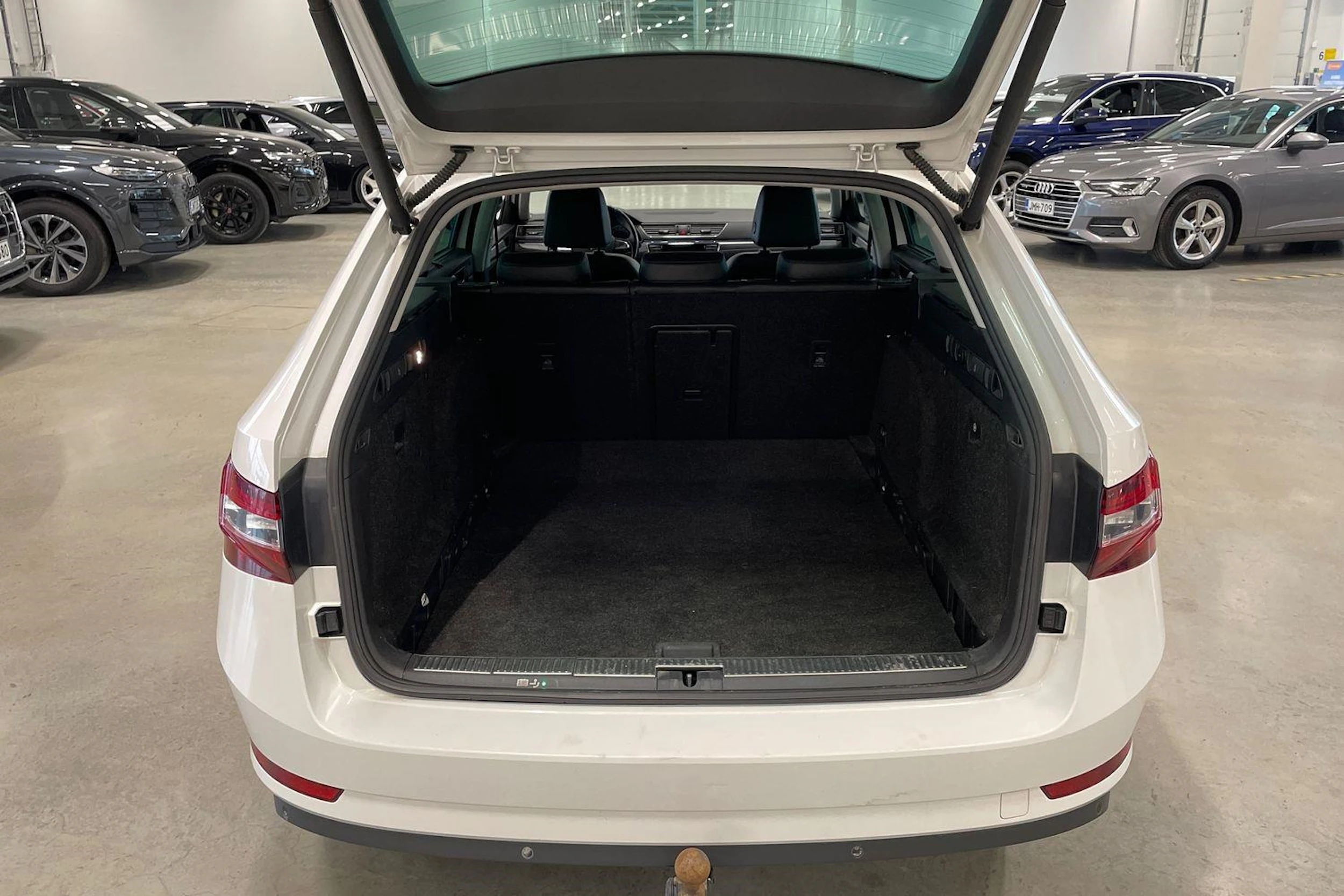 valkoinen Skoda Superb 2017 kuva 30.