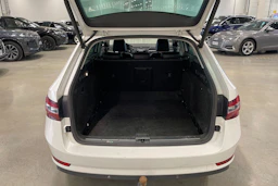 valkoinen Skoda Superb 2017 kuva 30.