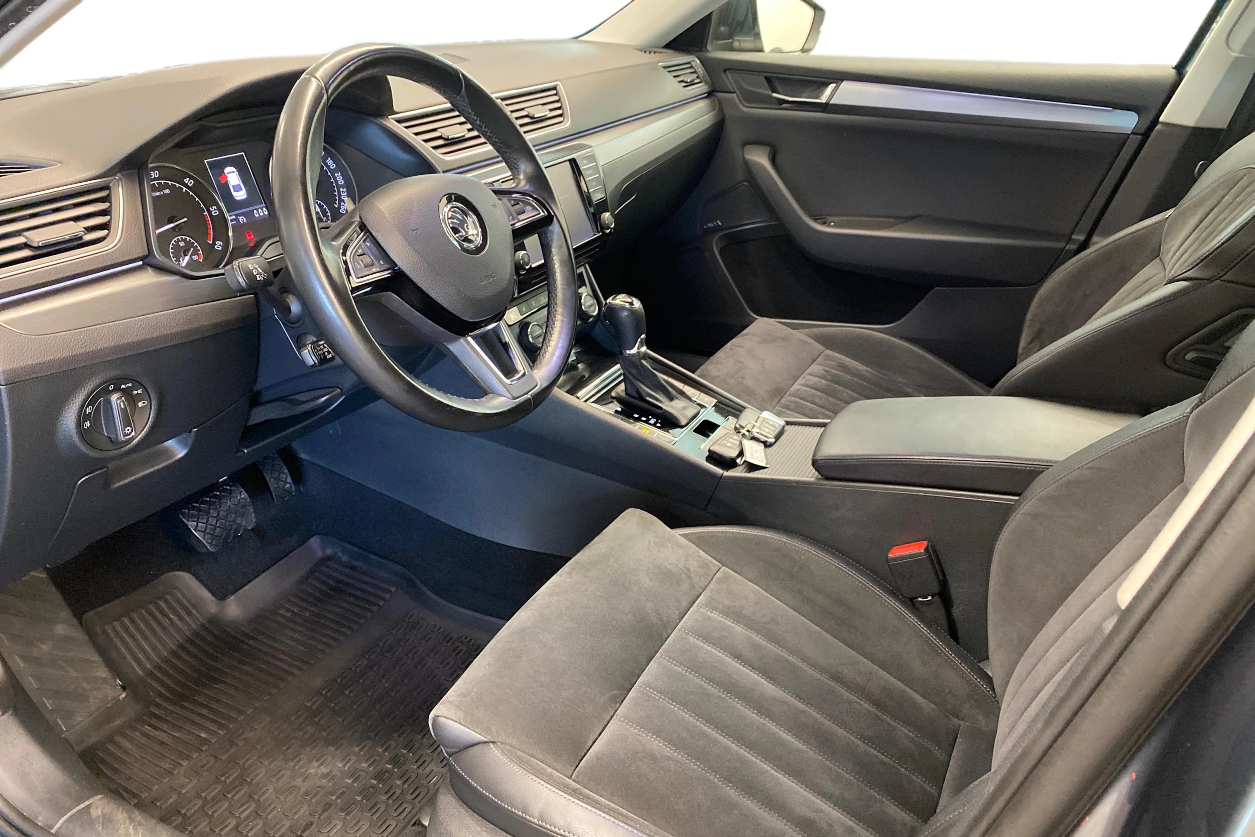 harmaa Skoda Superb 2017 kuva 8.