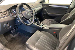 harmaa Skoda Superb 2017 kuva 8.