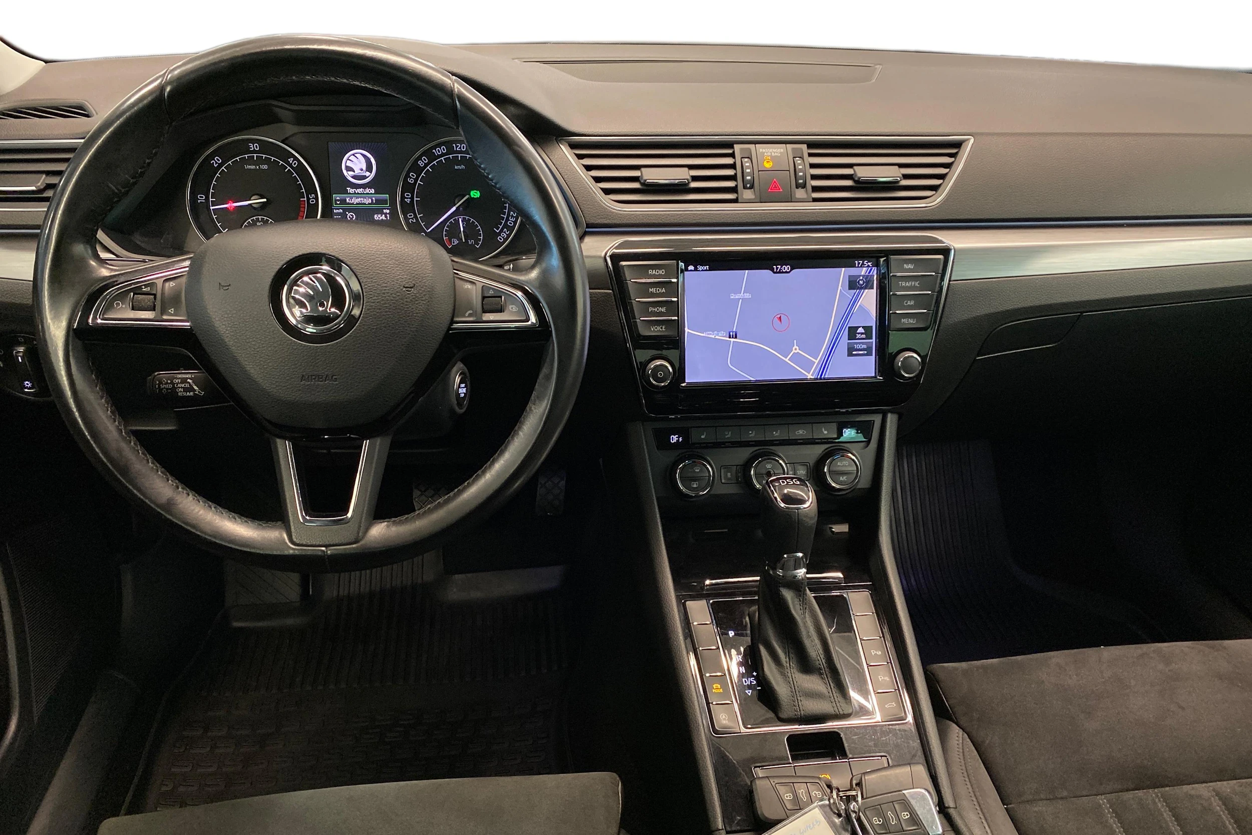 harmaa Skoda Superb 2017 kuva 9.