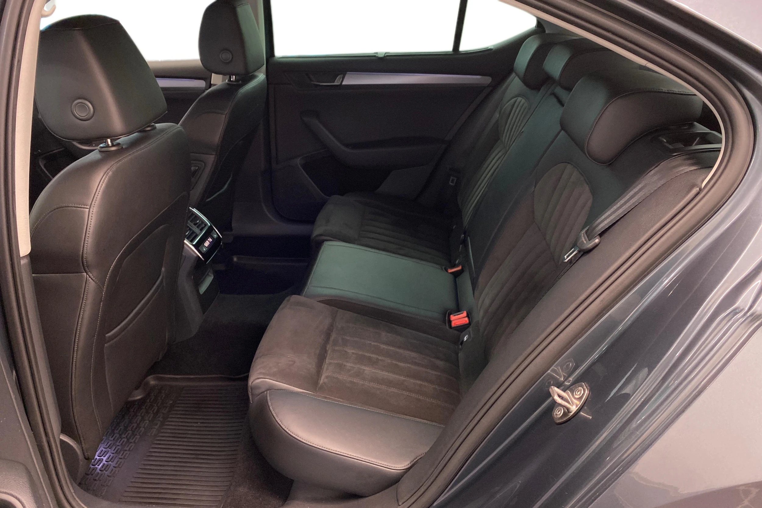 harmaa Skoda Superb 2017 kuva 11.