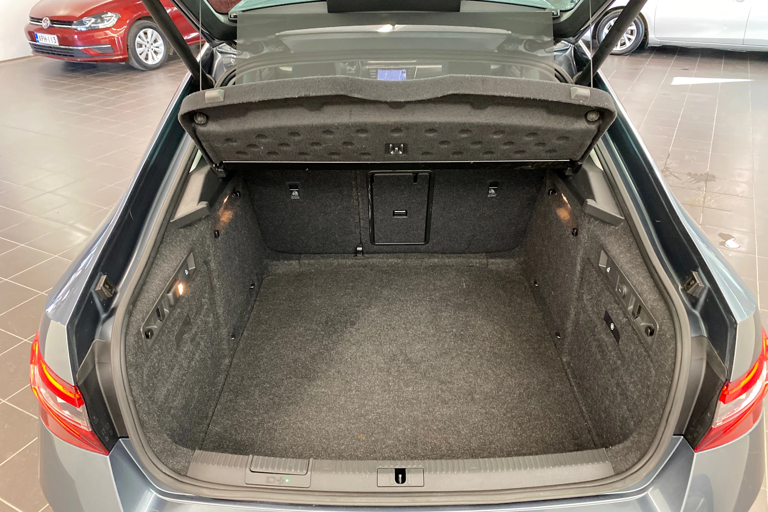 harmaa Skoda Superb 2017 kuva 15.