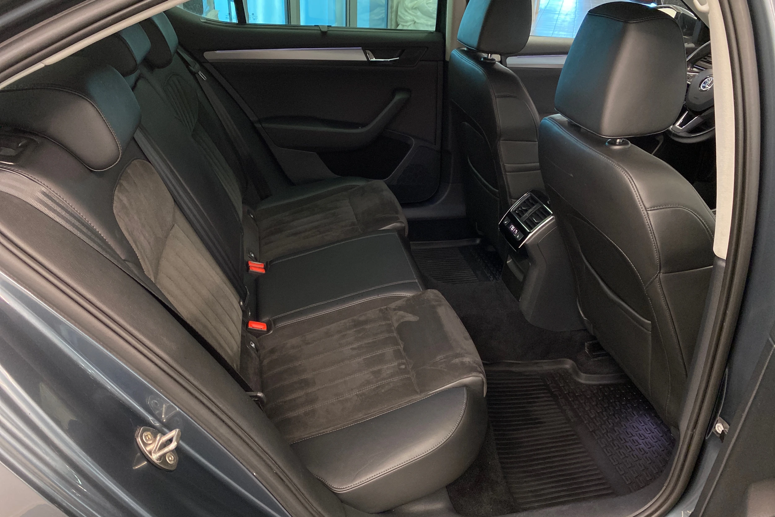 harmaa Skoda Superb 2017 kuva 18.