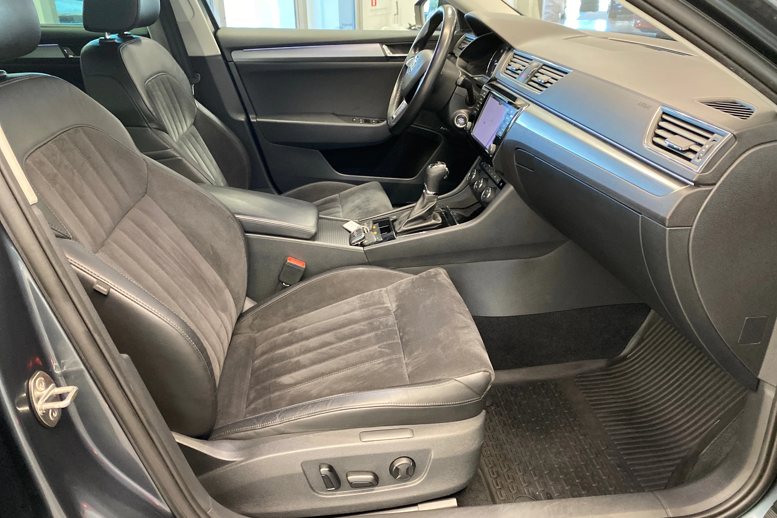 harmaa Skoda Superb 2017 kuva 19.