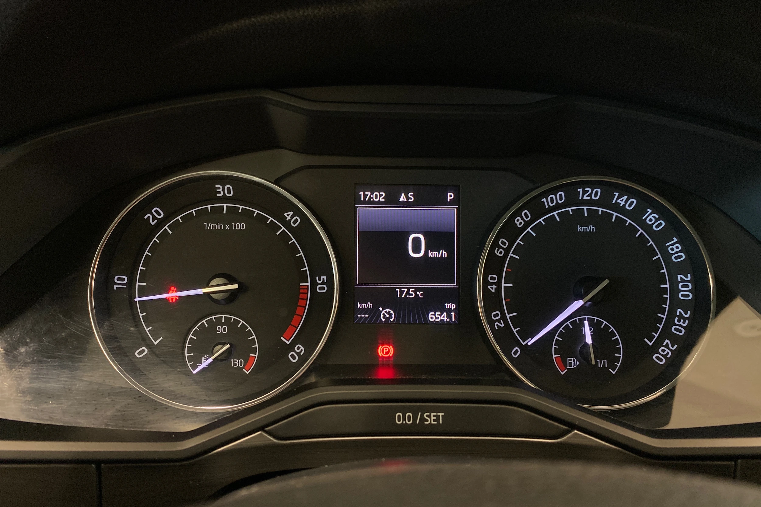 harmaa Skoda Superb 2017 kuva 22.