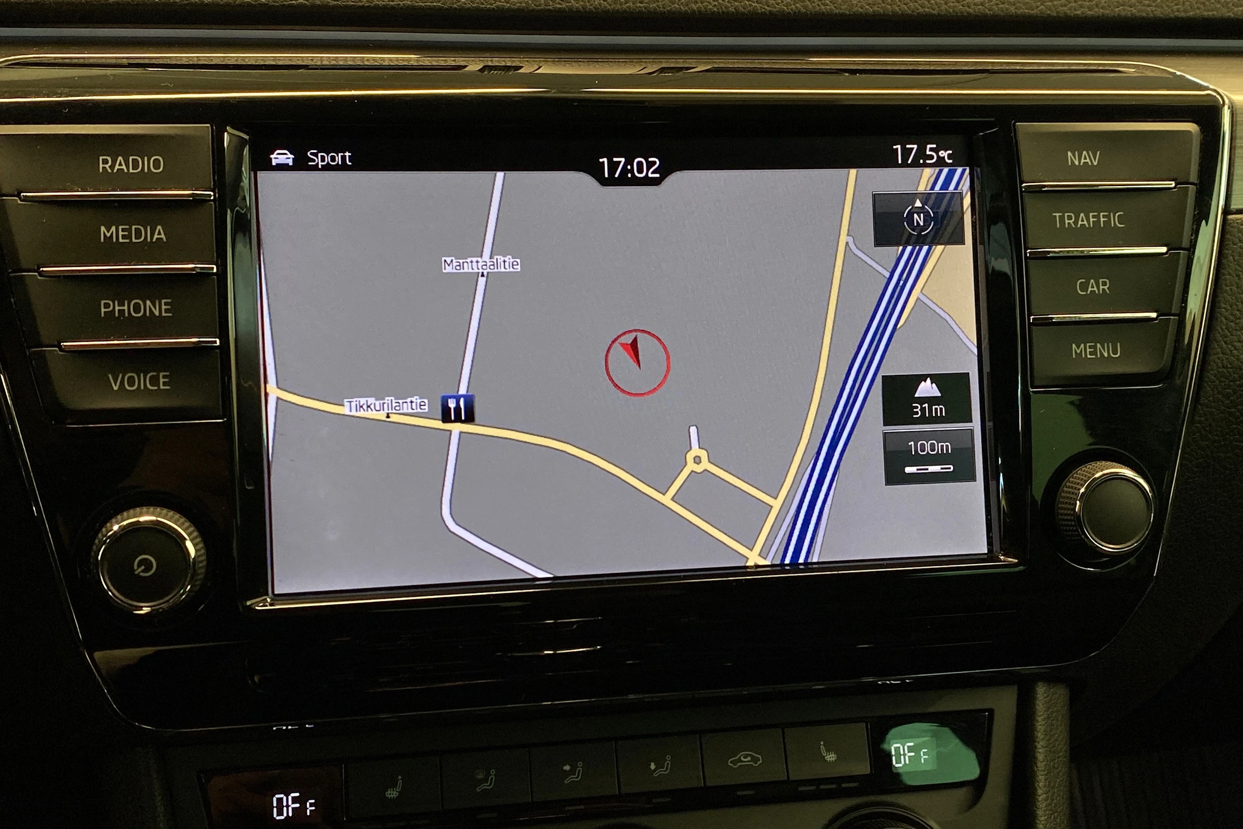 harmaa Skoda Superb 2017 kuva 23.