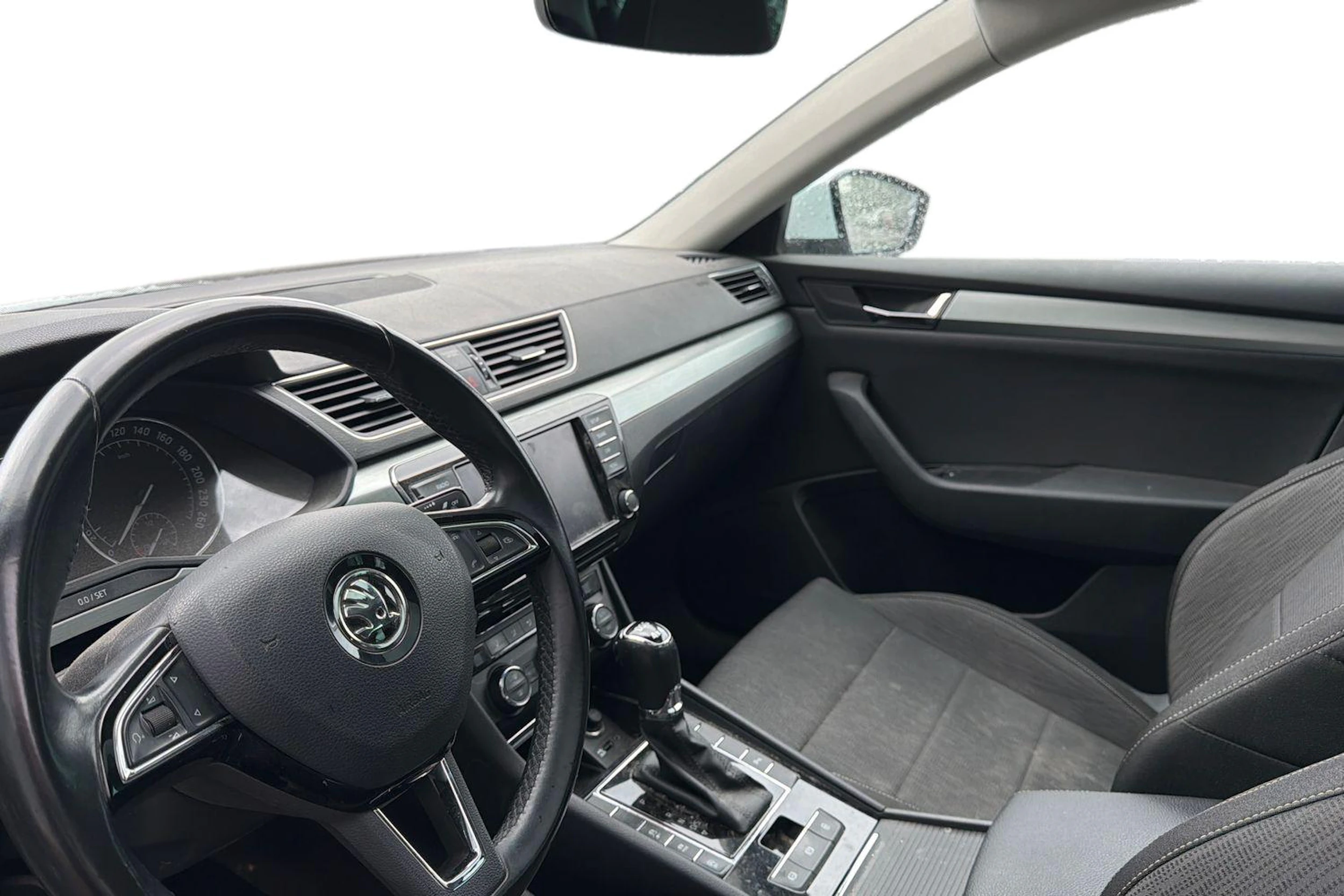 valkoinen Skoda Superb 2016 kuva 3.