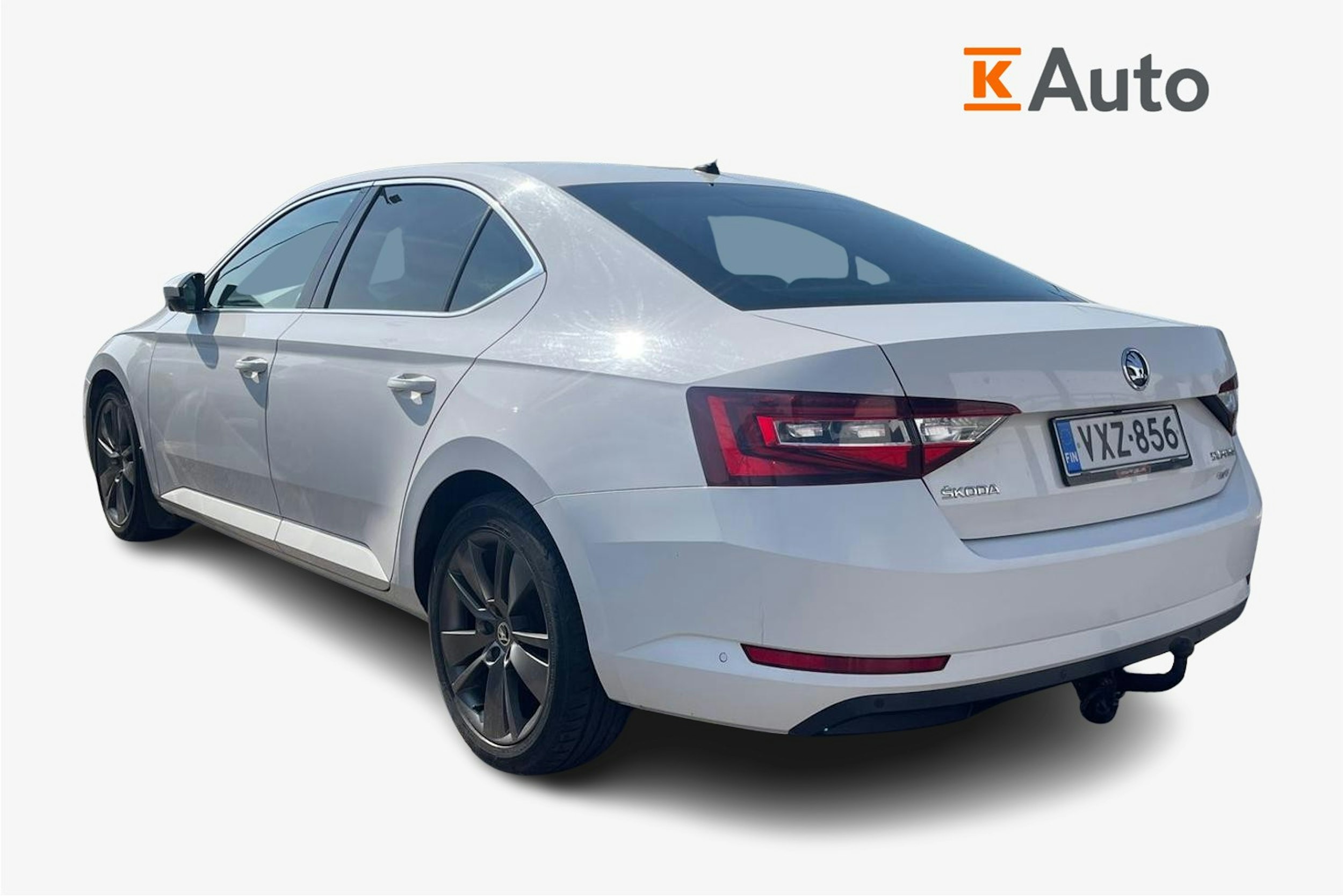 Valkoinen Skoda Superb 2016 kuva 2.