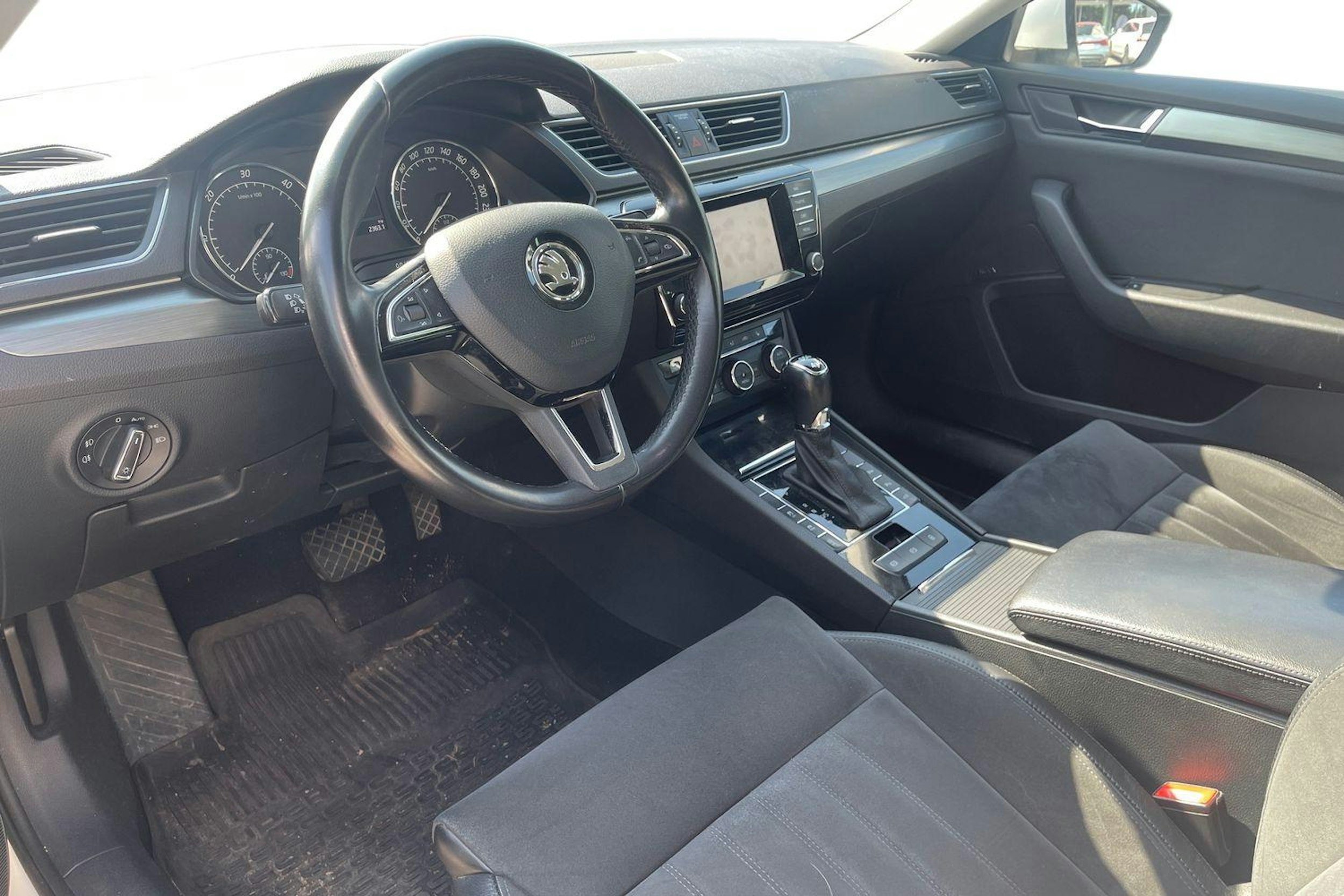 Valkoinen Skoda Superb 2016 kuva 3.
