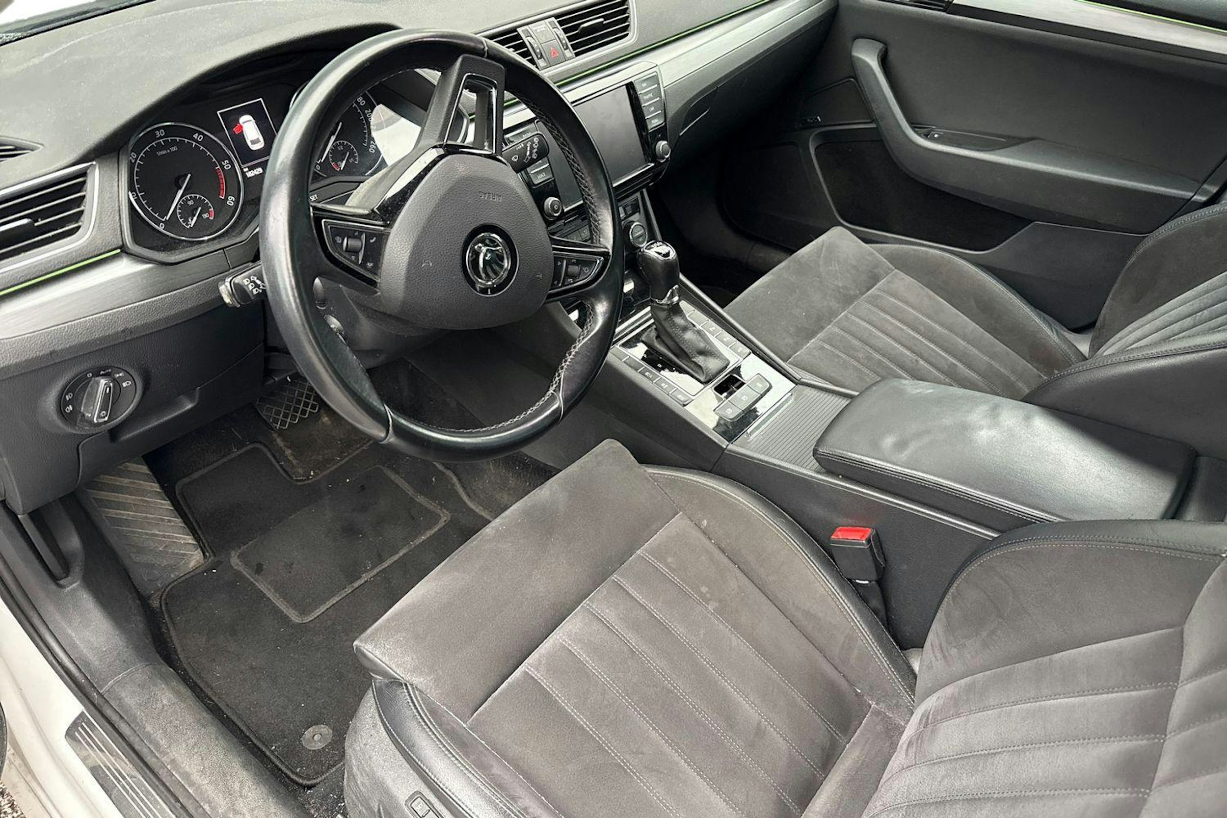 Valkoinen Skoda Superb 2017 kuva 3.