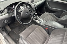 Valkoinen Skoda Superb 2017 kuva 3.