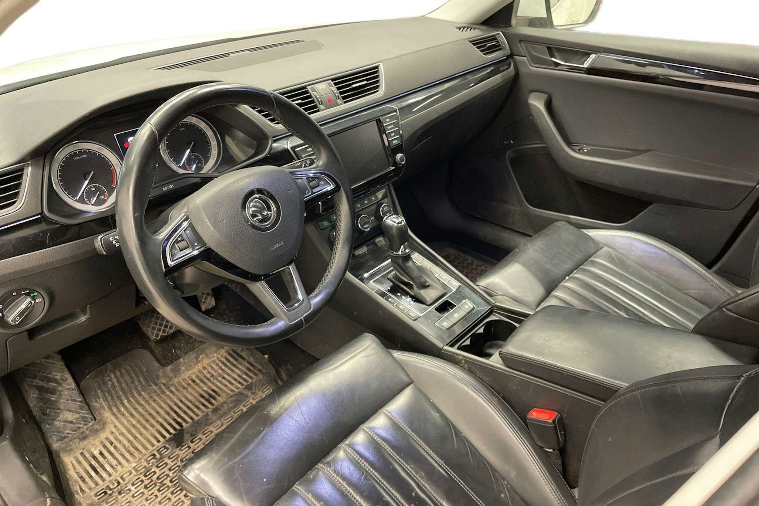 valkoinen Skoda Superb 2016 kuva 3.