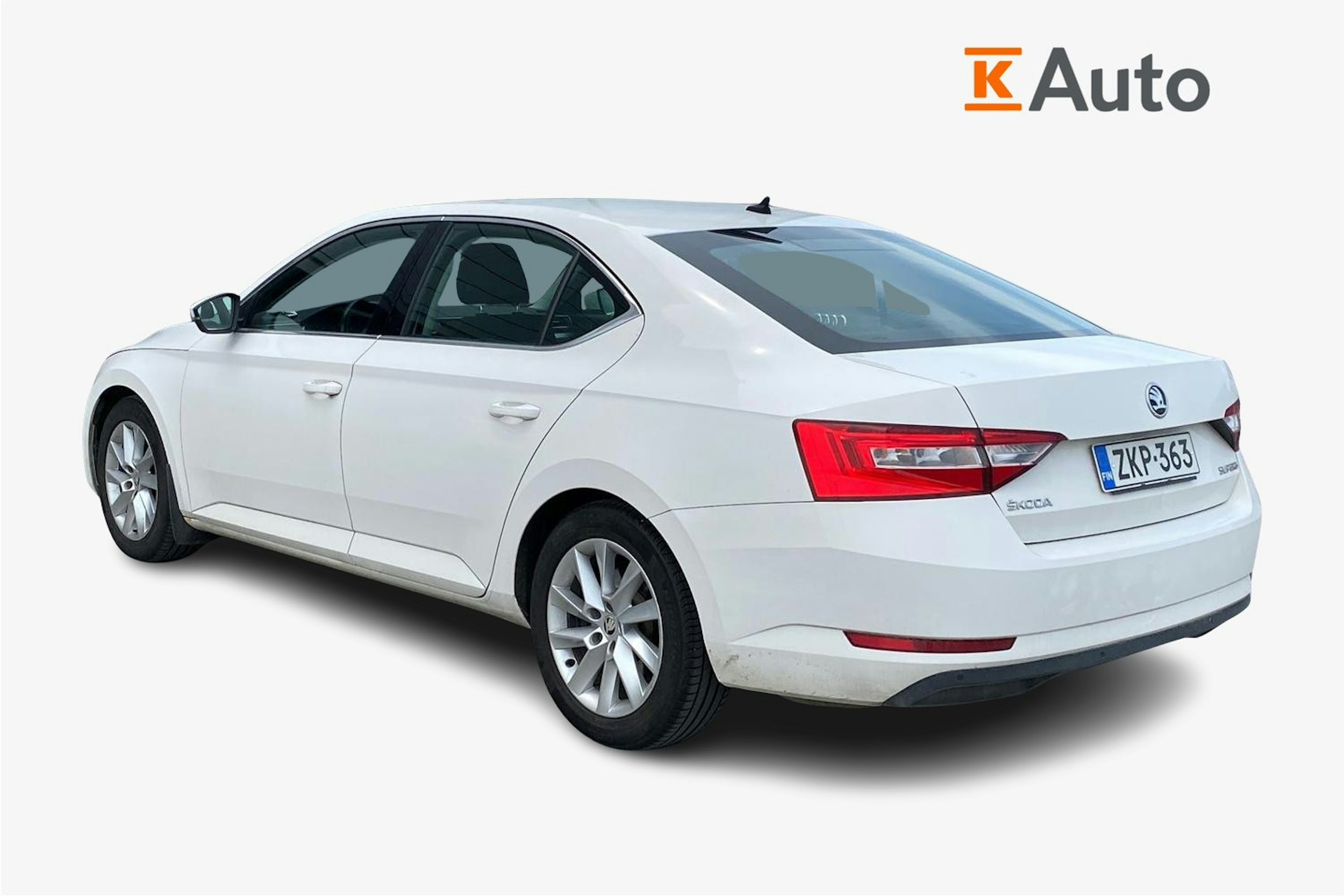 Valkoinen Skoda Superb 2016 kuva 2.