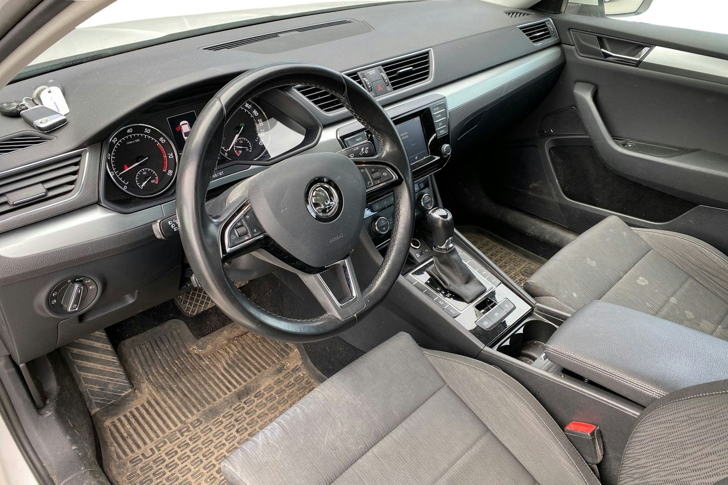Valkoinen Skoda Superb 2016 kuva 3.