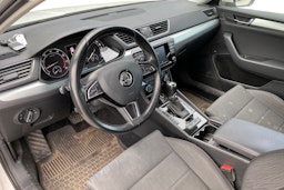 Valkoinen Skoda Superb 2016 kuva 3.