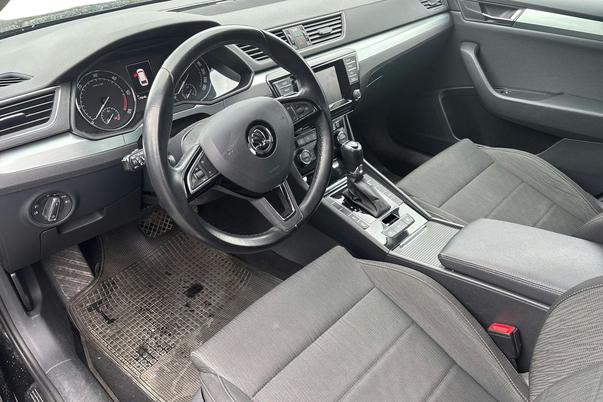 musta Skoda Superb 2016 kuva 3.