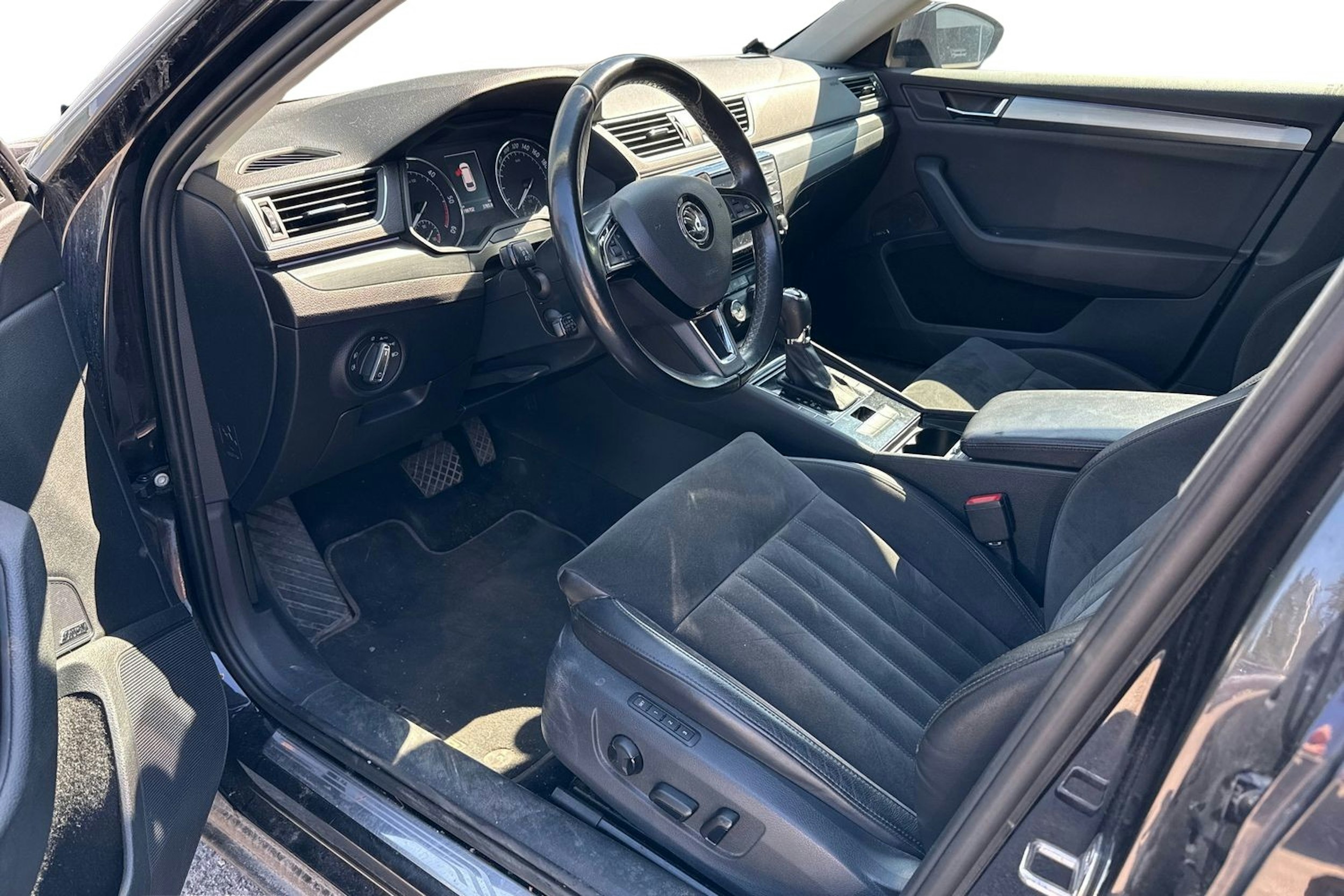 musta Skoda Superb 2016 kuva 3.