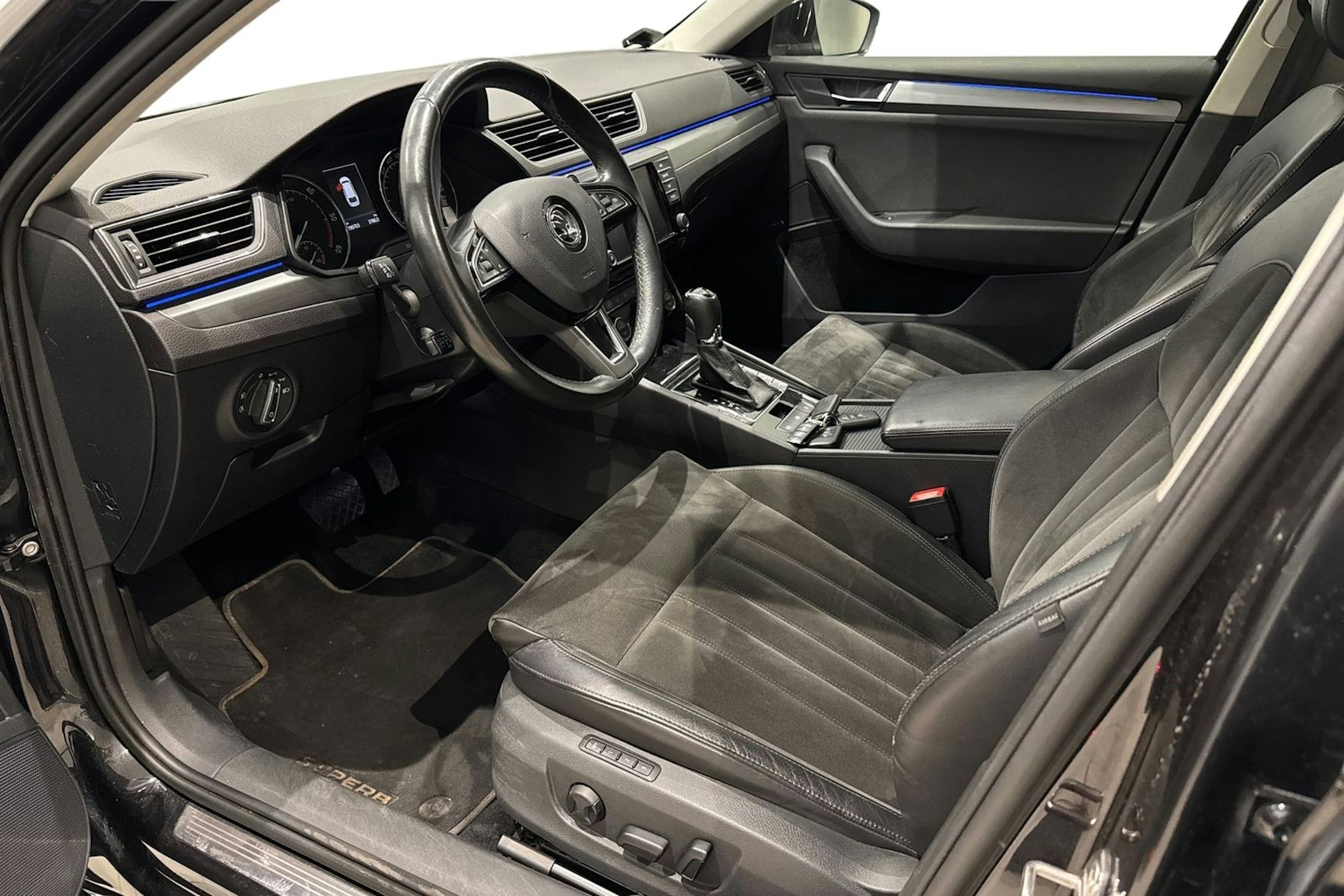 musta Skoda Superb 2016 kuva 7.