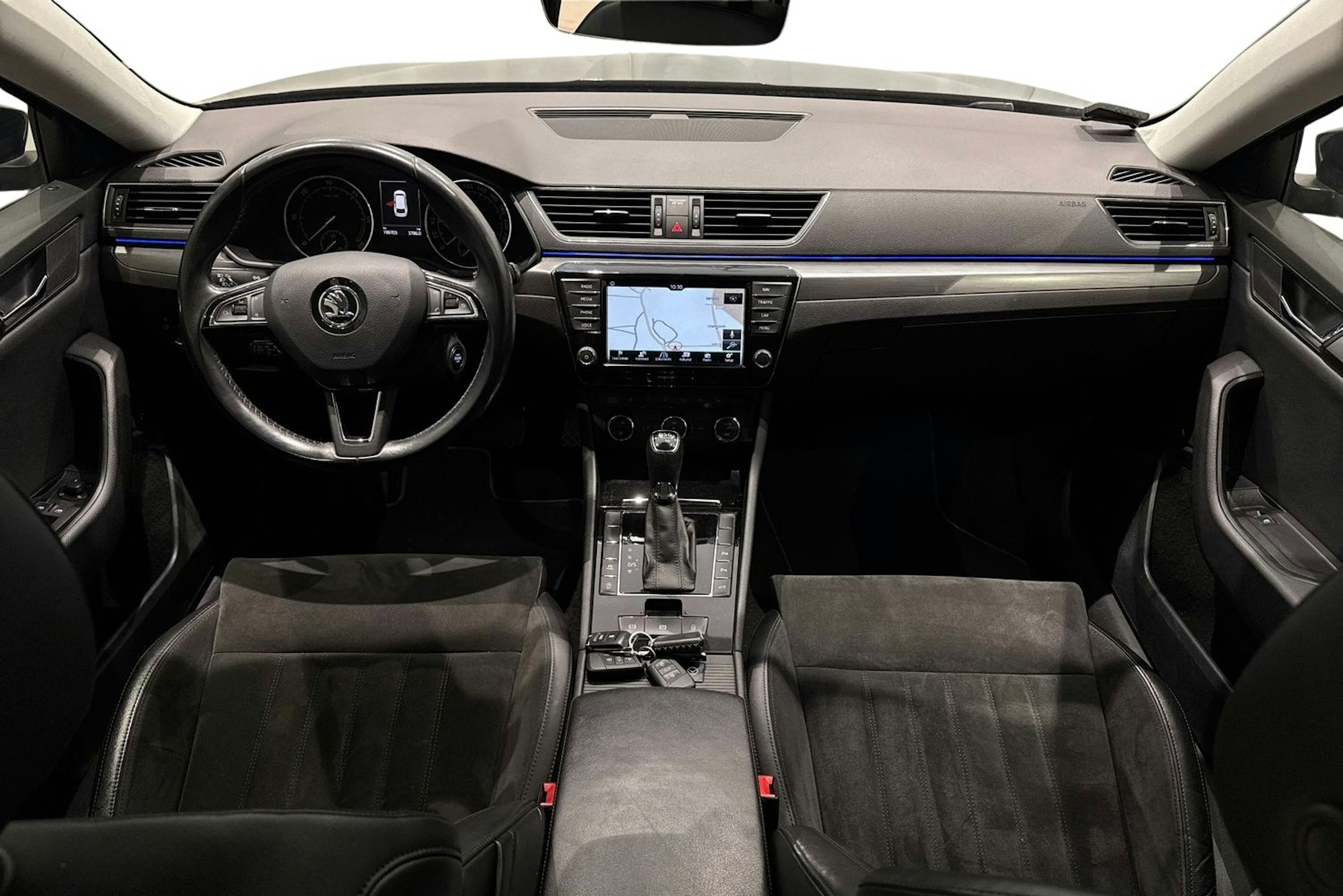 musta Skoda Superb 2016 kuva 9.