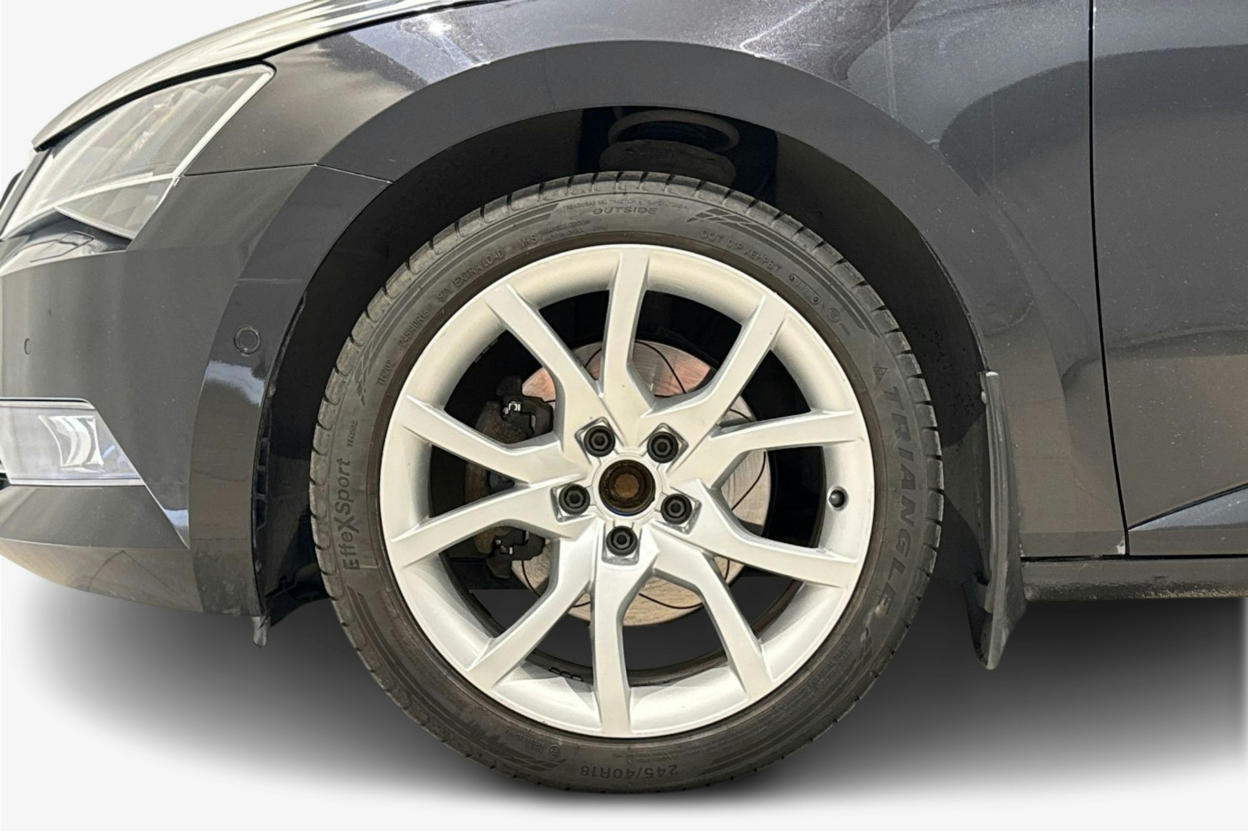 musta Skoda Superb 2016 kuva 11.