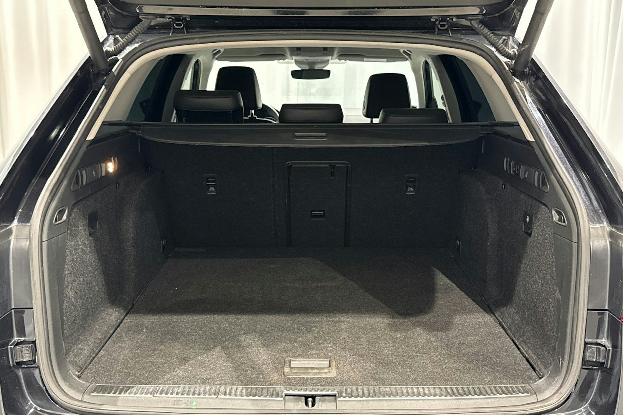musta Skoda Superb 2016 kuva 14.