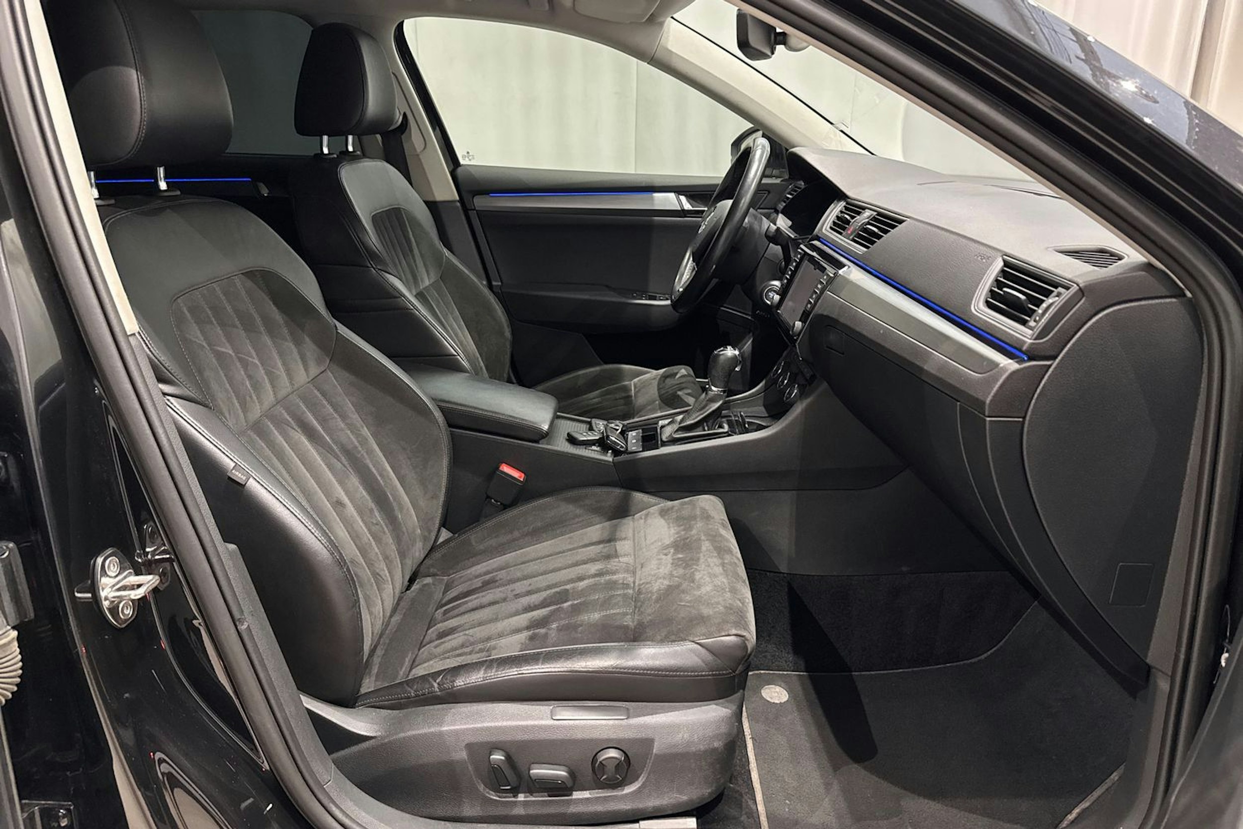 musta Skoda Superb 2016 kuva 15.