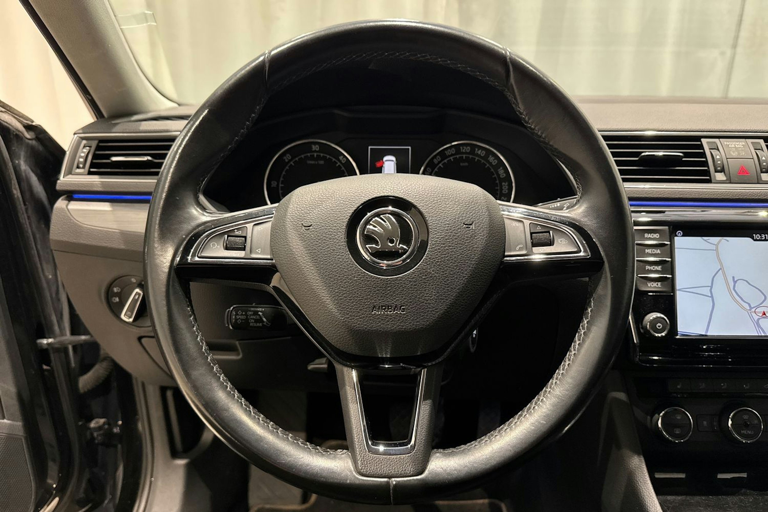 musta Skoda Superb 2016 kuva 17.