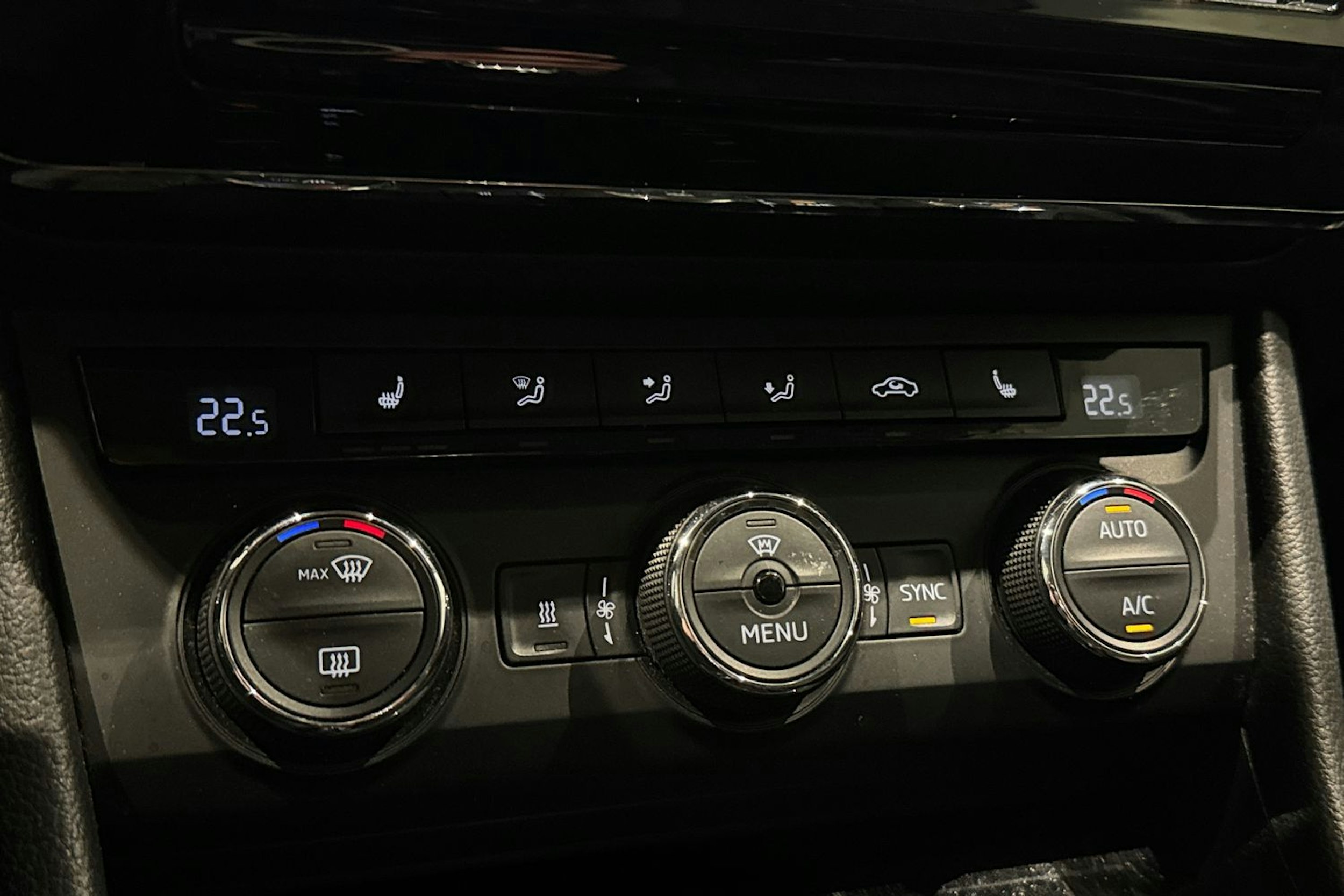 musta Skoda Superb 2016 kuva 21.