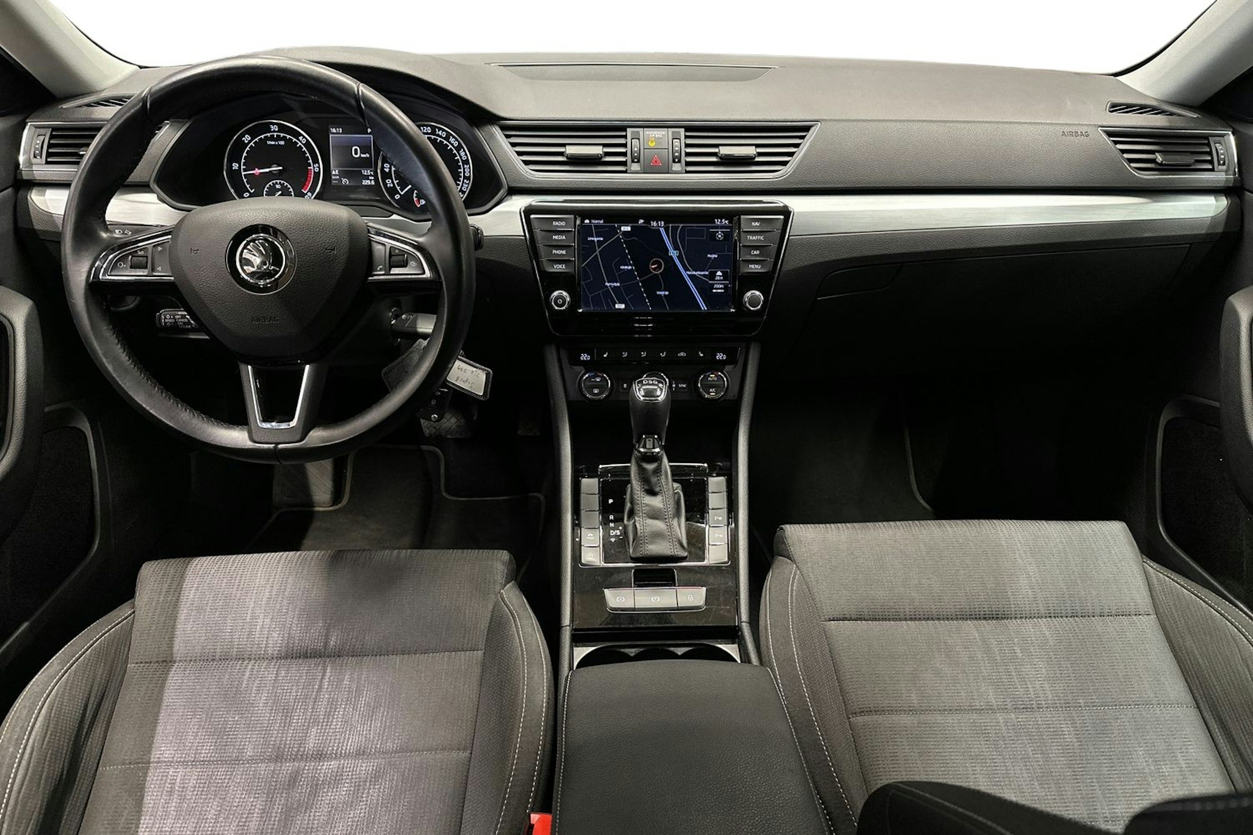 harmaa Skoda Superb 2016 kuva 9.