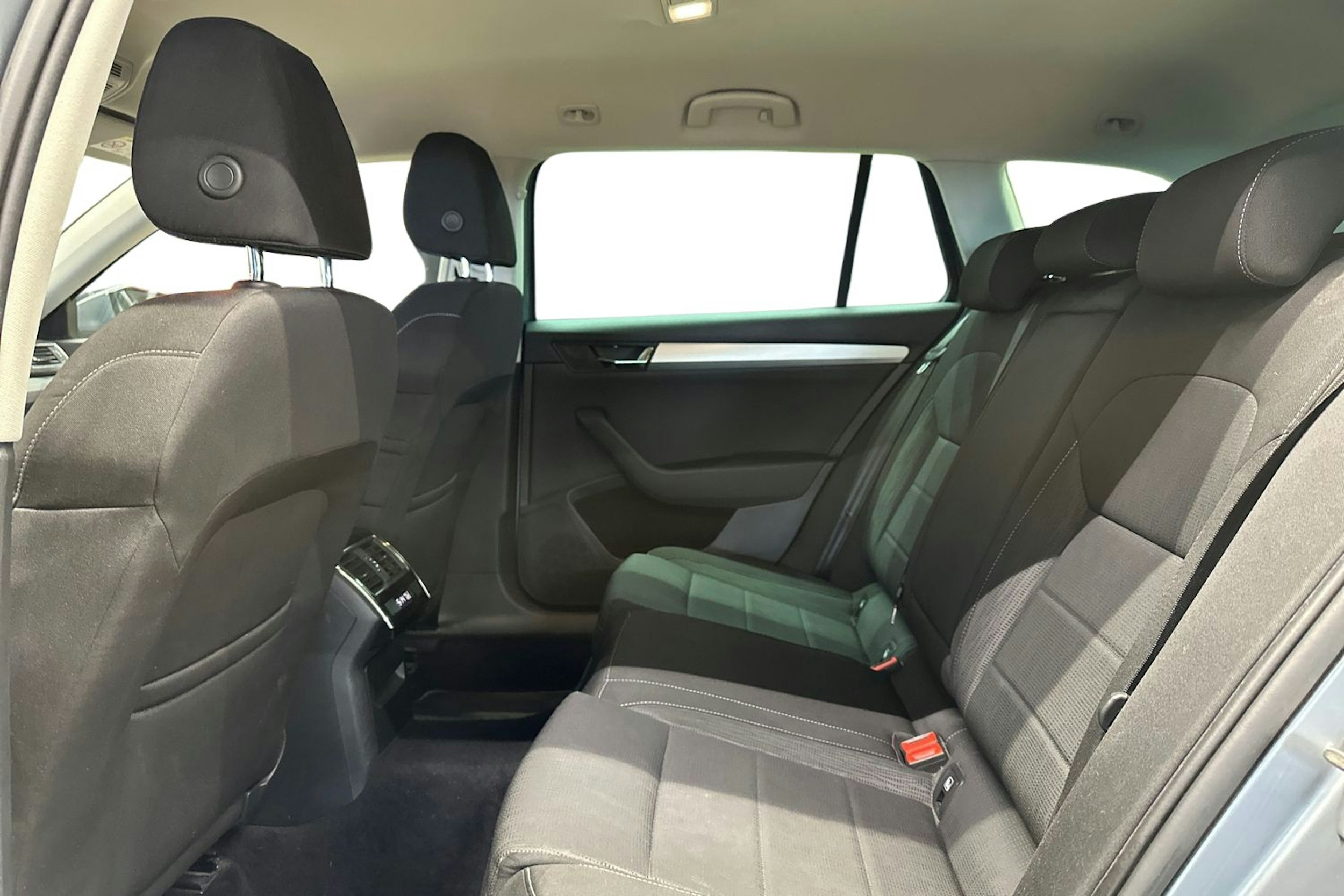 harmaa Skoda Superb 2016 kuva 10.