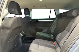 harmaa Skoda Superb 2016 kuva 10.