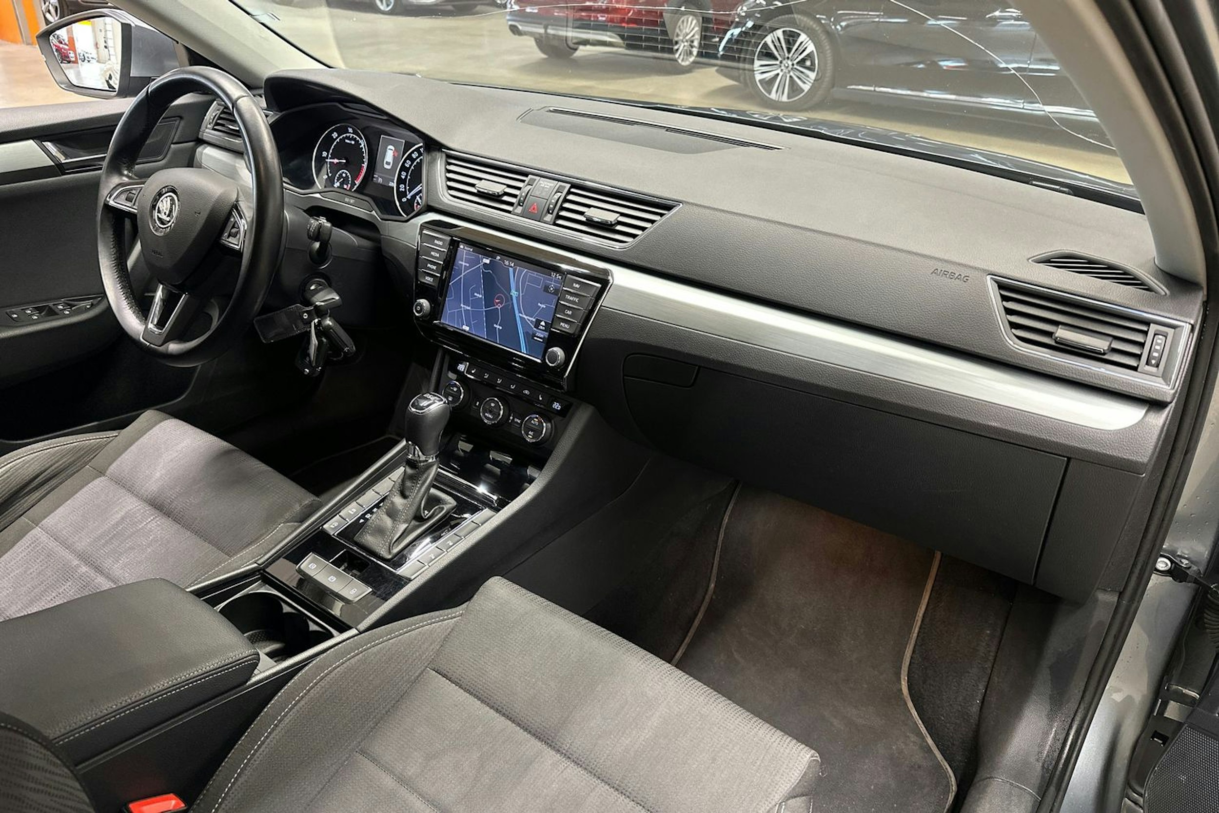 harmaa Skoda Superb 2016 kuva 14.