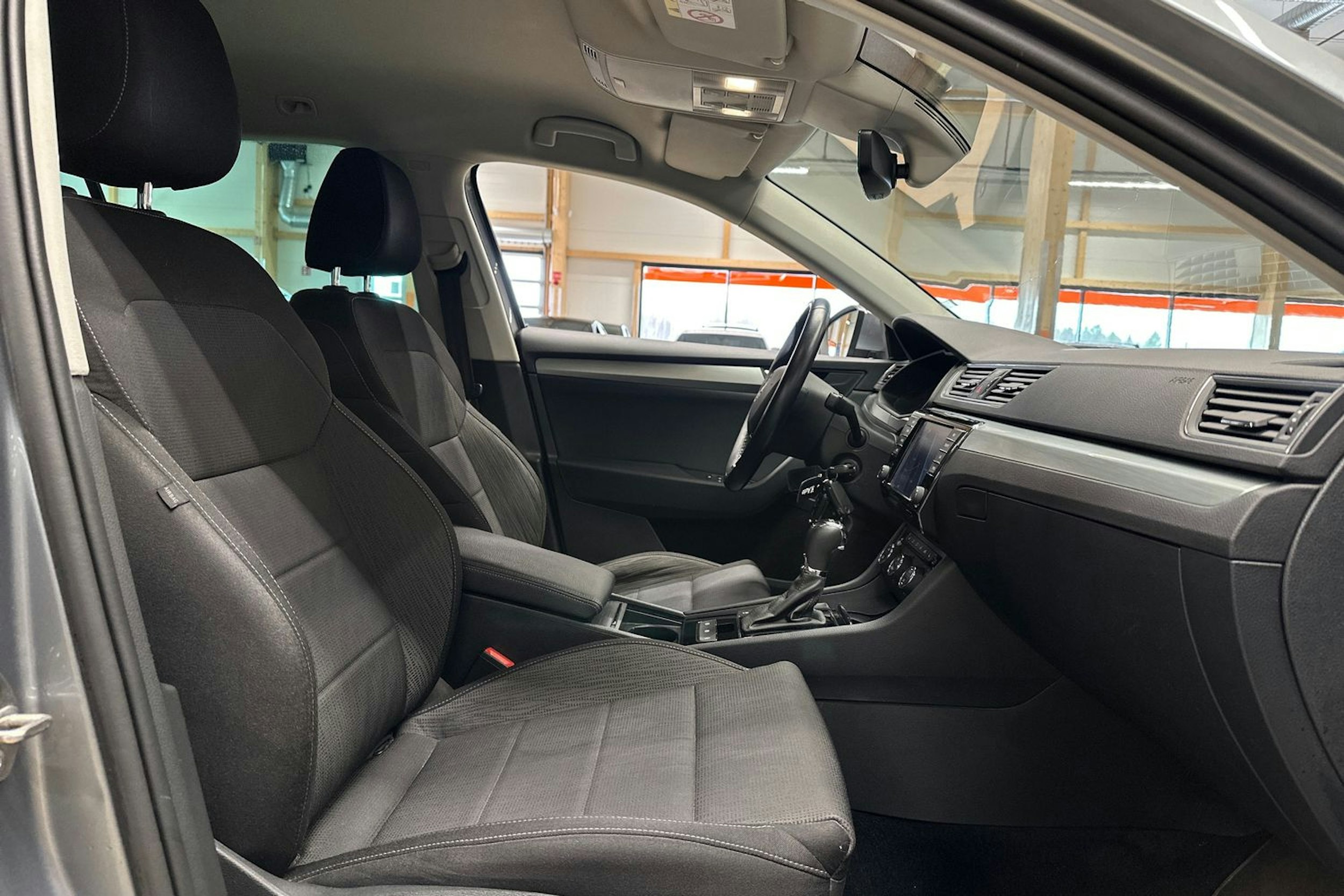 harmaa Skoda Superb 2016 kuva 15.