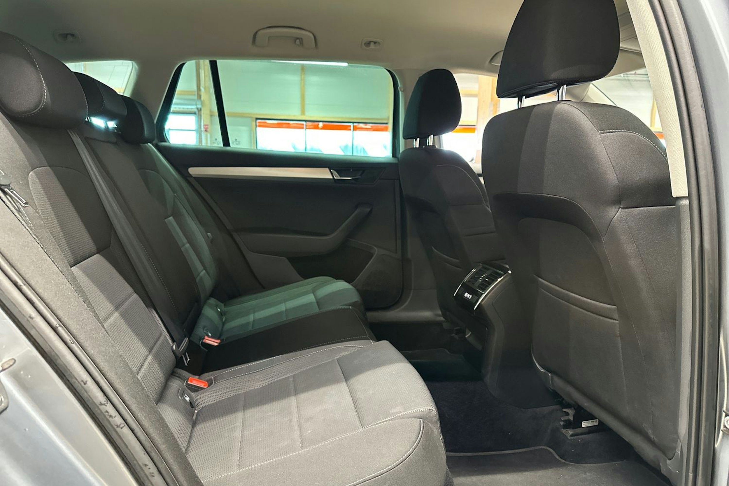 harmaa Skoda Superb 2016 kuva 16.