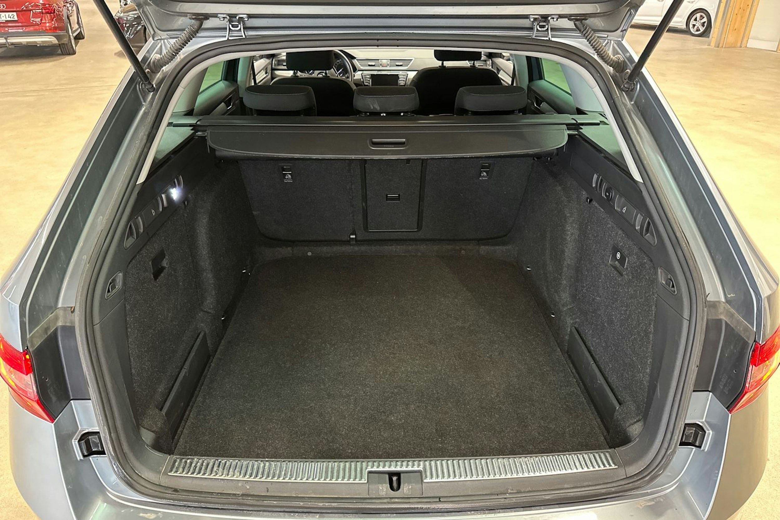 harmaa Skoda Superb 2016 kuva 30.