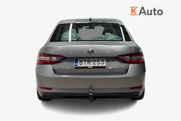 harmaa Skoda Superb 2017 kuva 3.