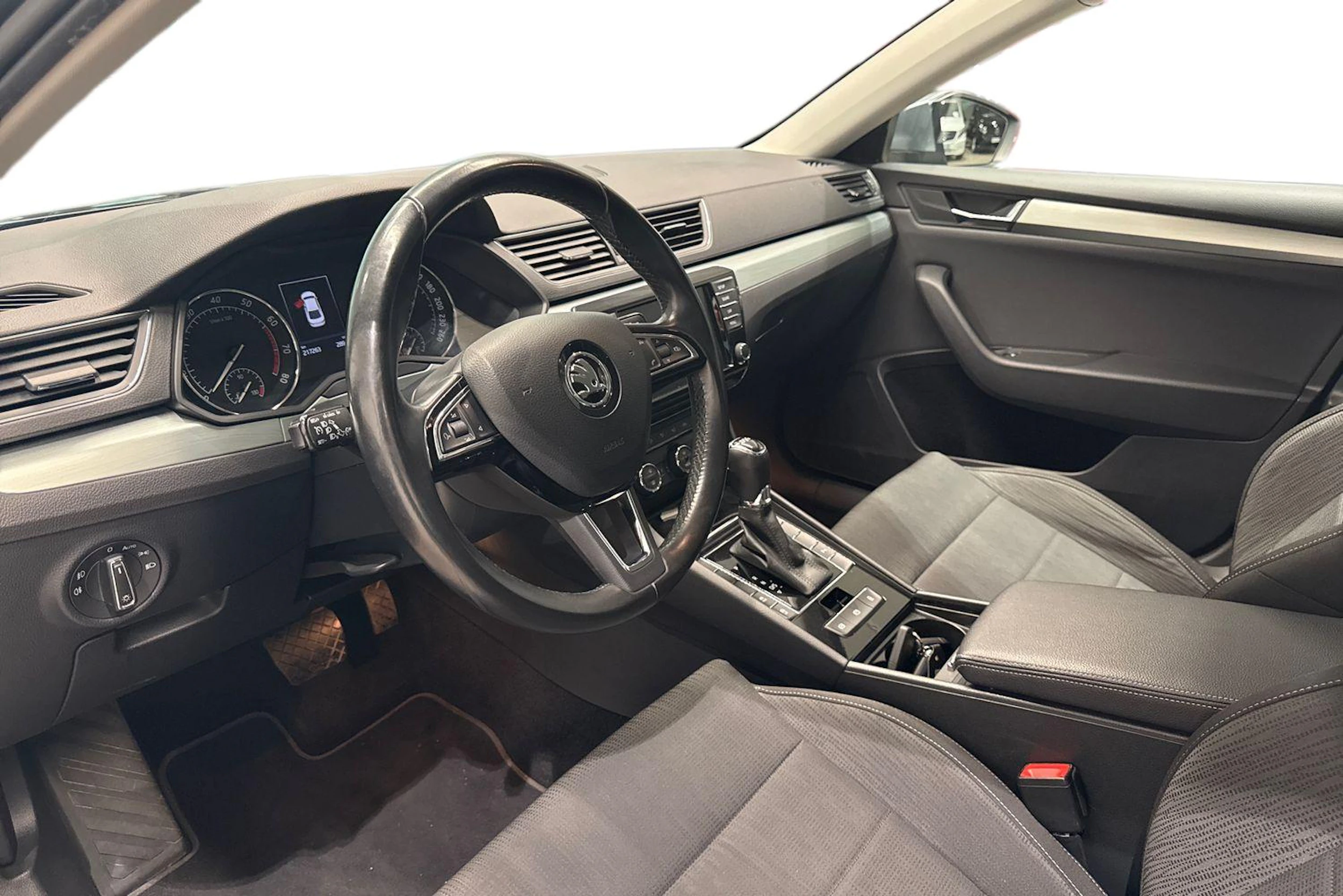 harmaa Skoda Superb 2017 kuva 6.