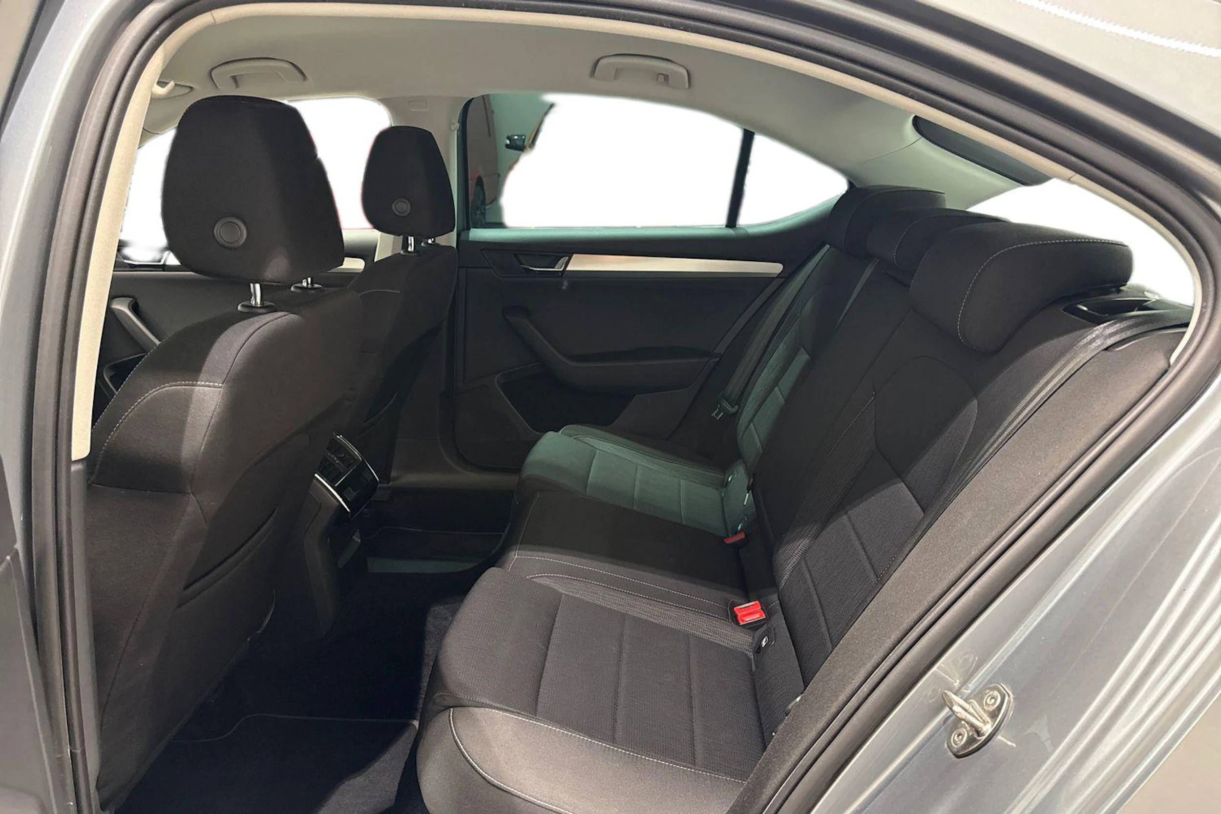 harmaa Skoda Superb 2017 kuva 8.