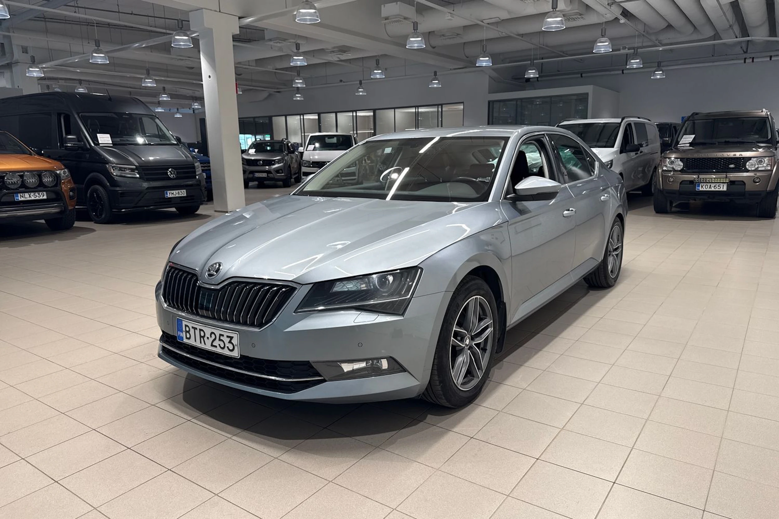 harmaa Skoda Superb 2017 kuva 11.