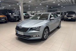harmaa Skoda Superb 2017 kuva 11.