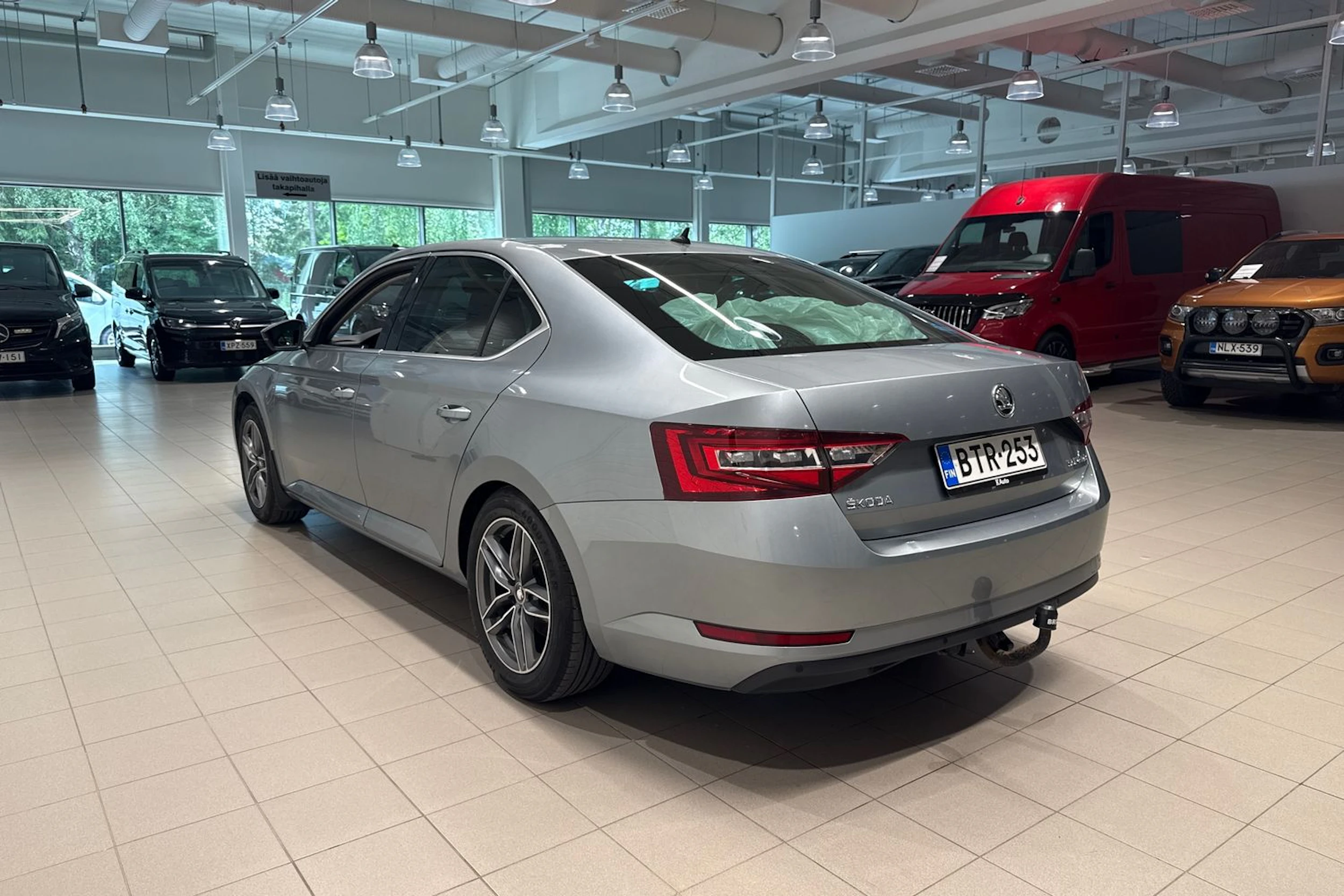 harmaa Skoda Superb 2017 kuva 12.
