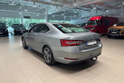 harmaa Skoda Superb 2017 kuva 12.